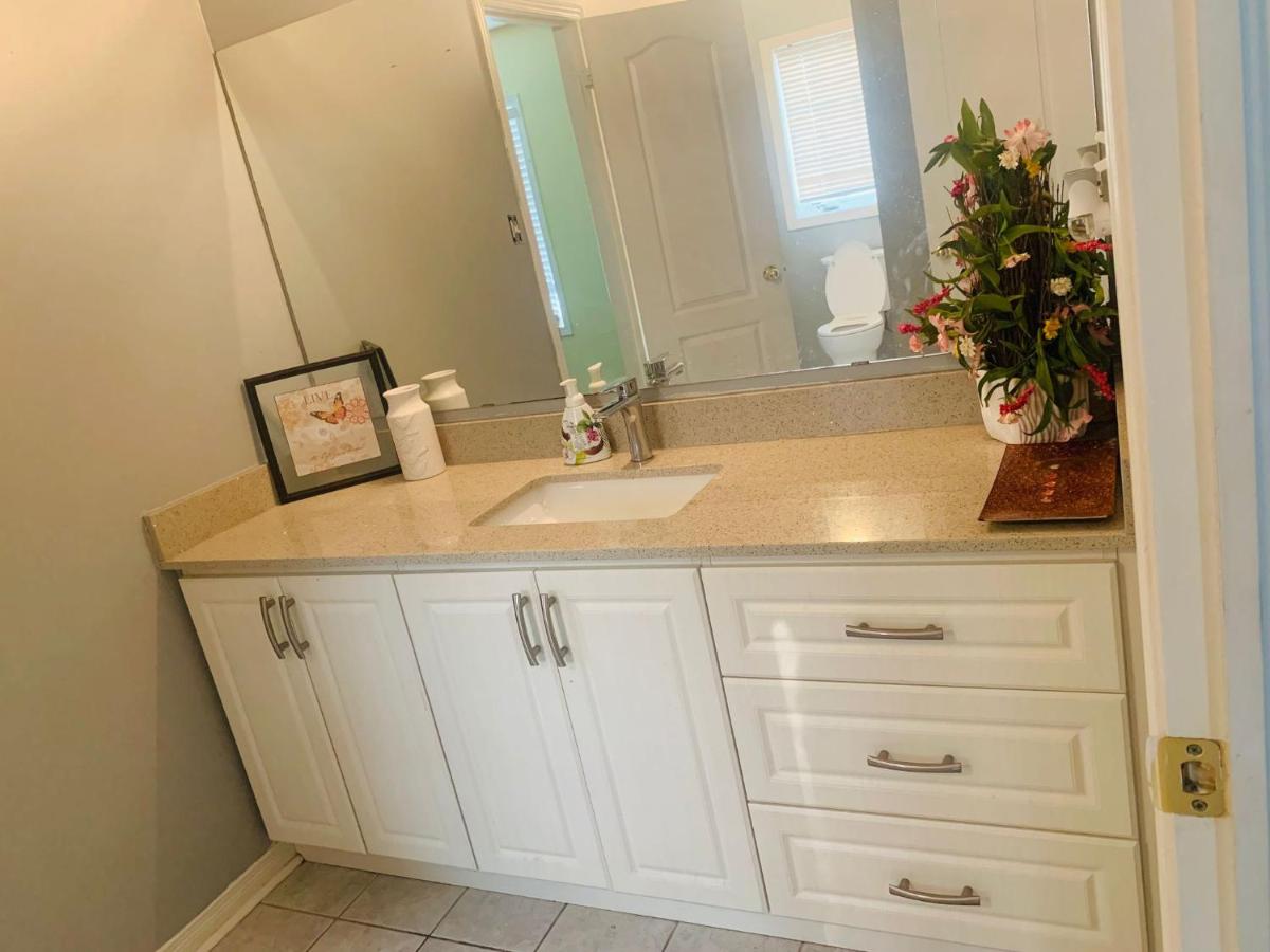 Near Toronto Pearson Airport - Standard Queen Room and Free Parking