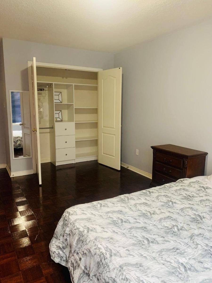 Near Toronto Pearson Airport - Standard Queen Room and Free Parking