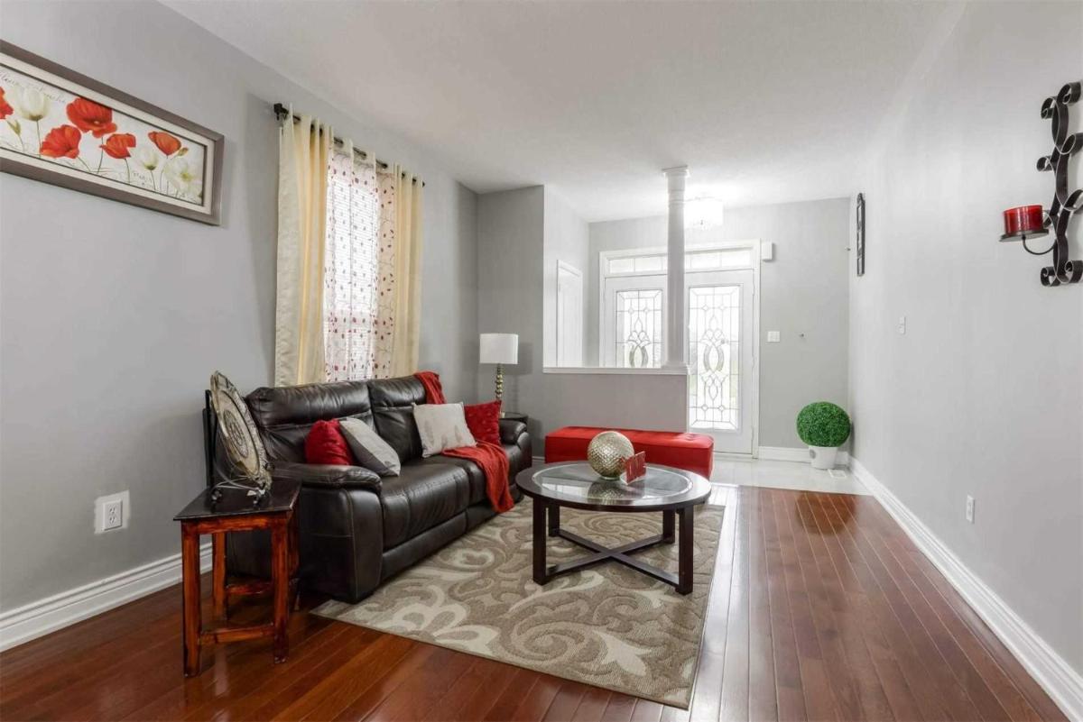Near Toronto Pearson Airport - Standard Queen Room and Free Parking