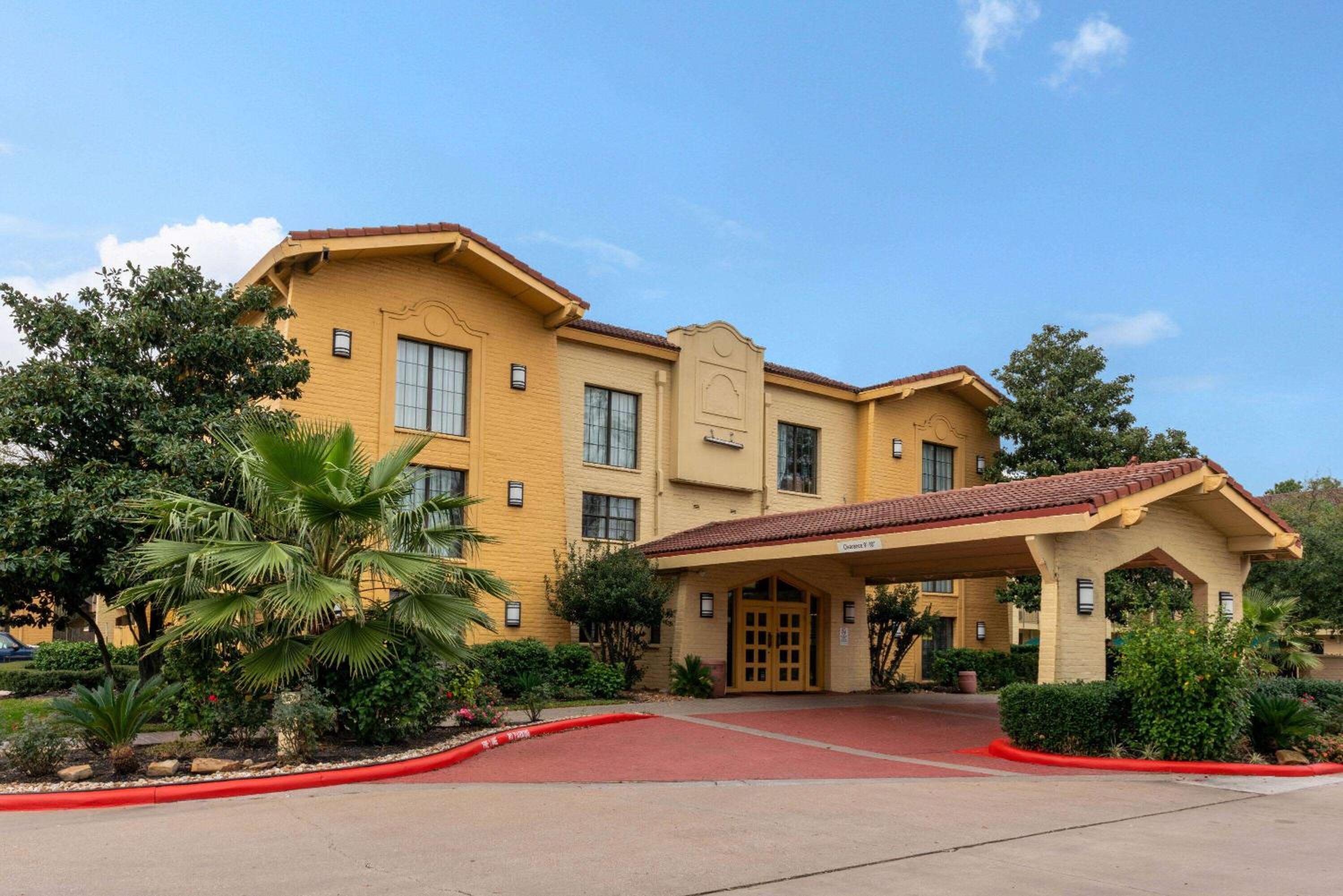 Hotel Super 8 by Wyndham The Woodlands North - Image 1