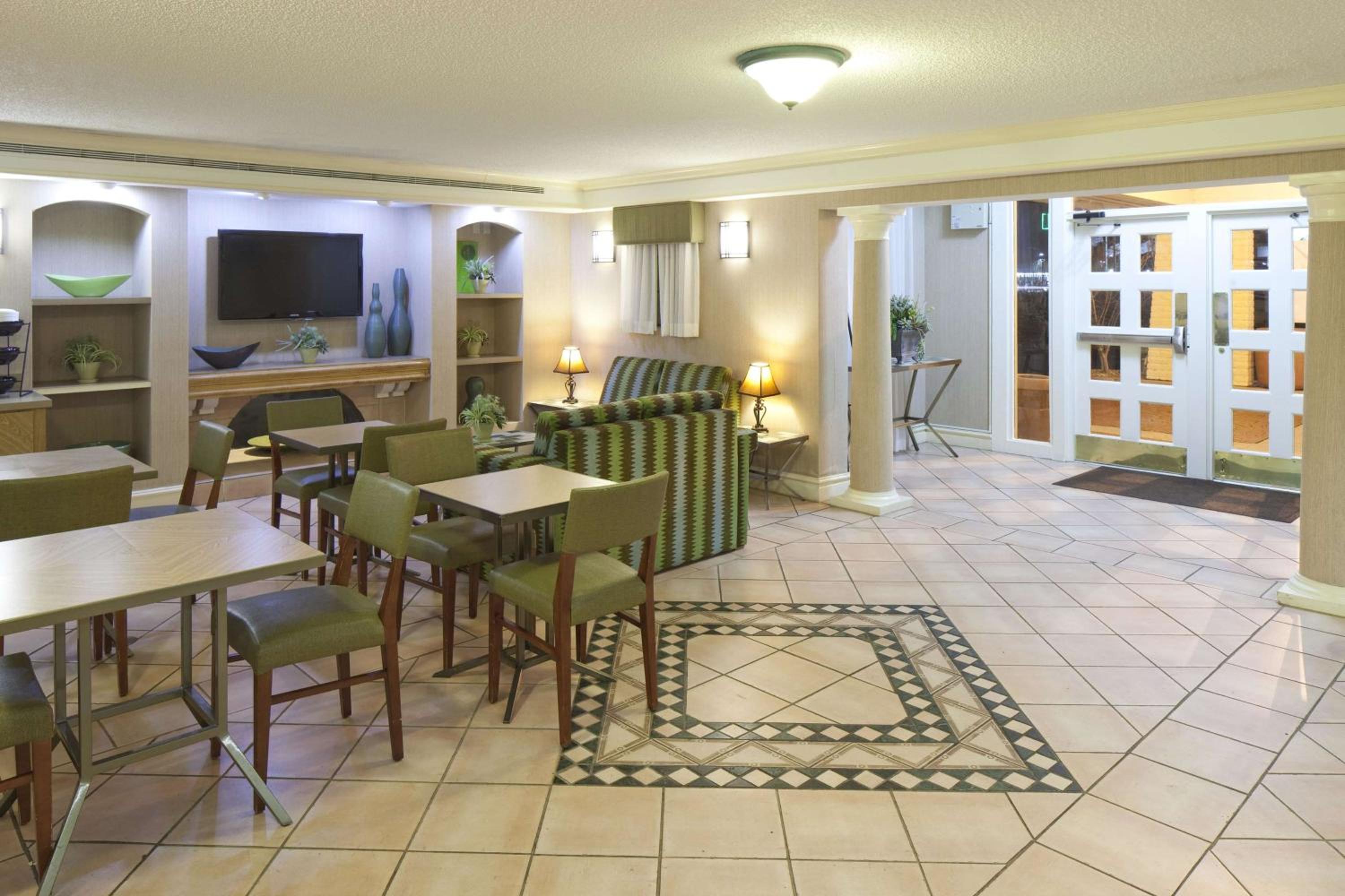 Hotel La Quinta Inn by Wyndham Huntsville Research Park - Image 1