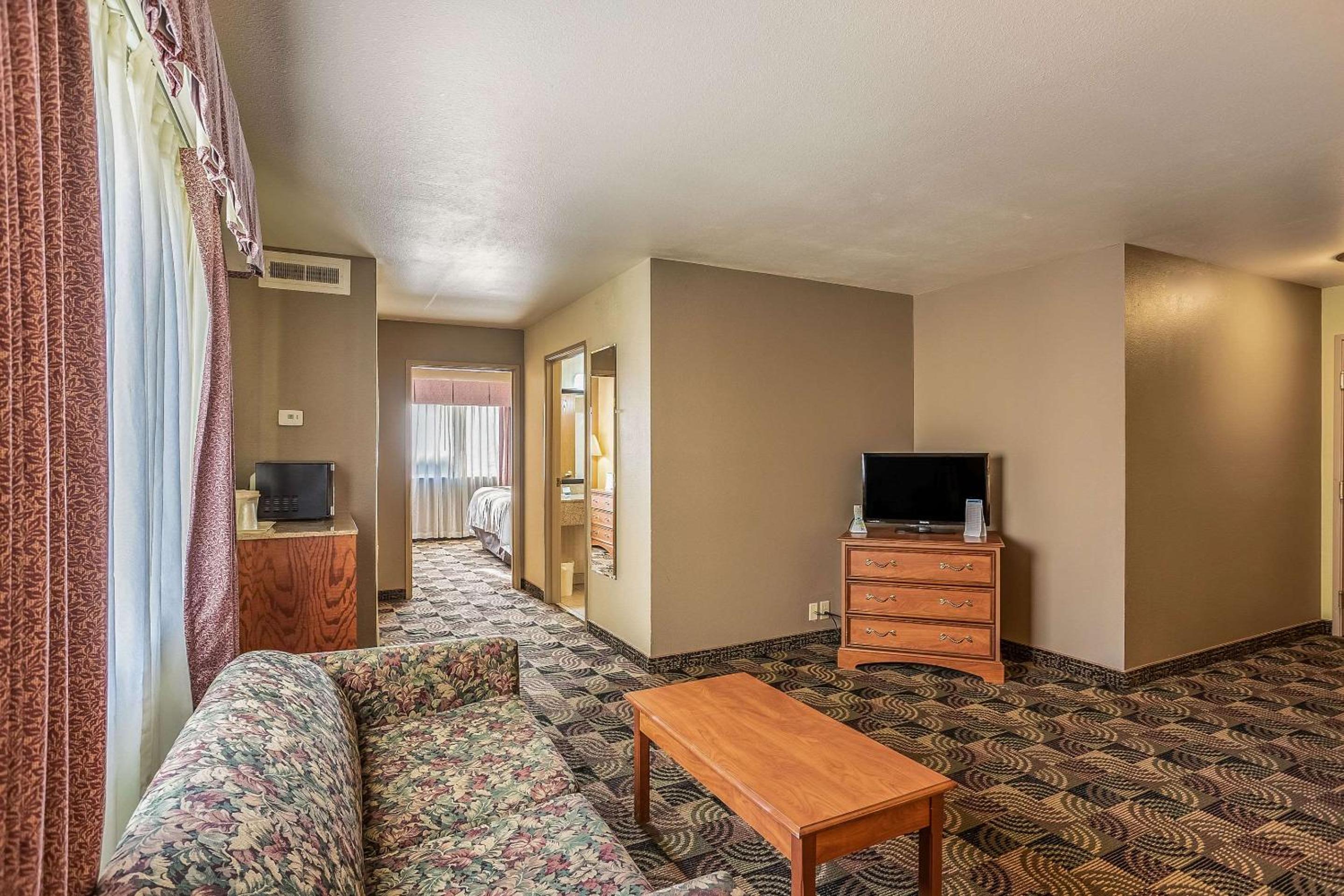 Hannibal Vacations - Quality Inn  Suites - Property Image 9