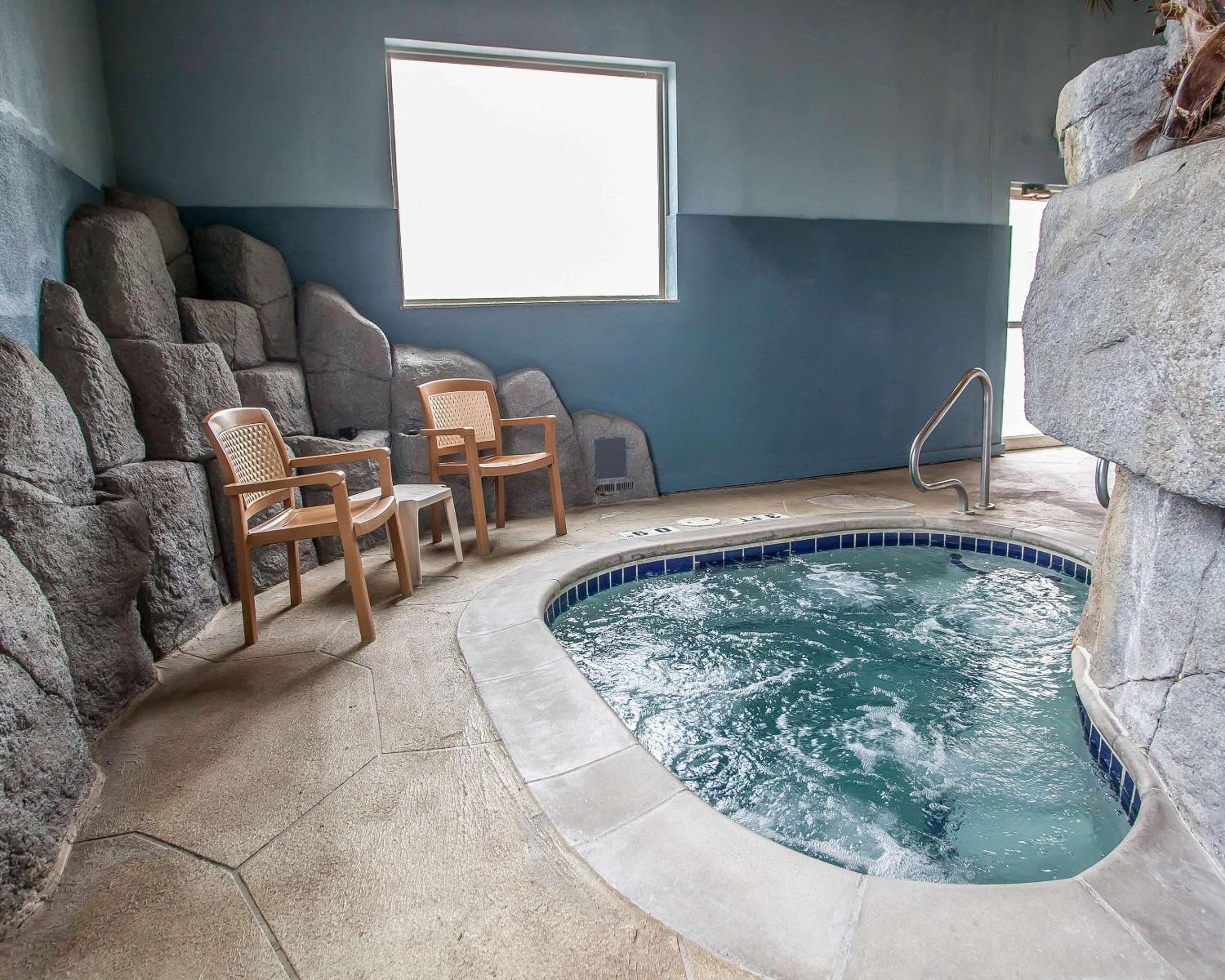 Hannibal Vacations - Quality Inn  Suites - Property Image 6