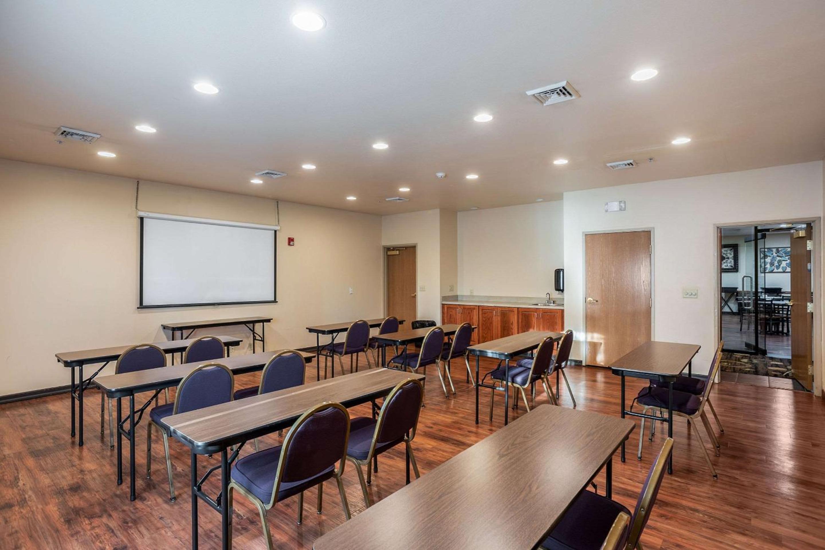 Hannibal Vacations - Quality Inn  Suites - Property Image 3