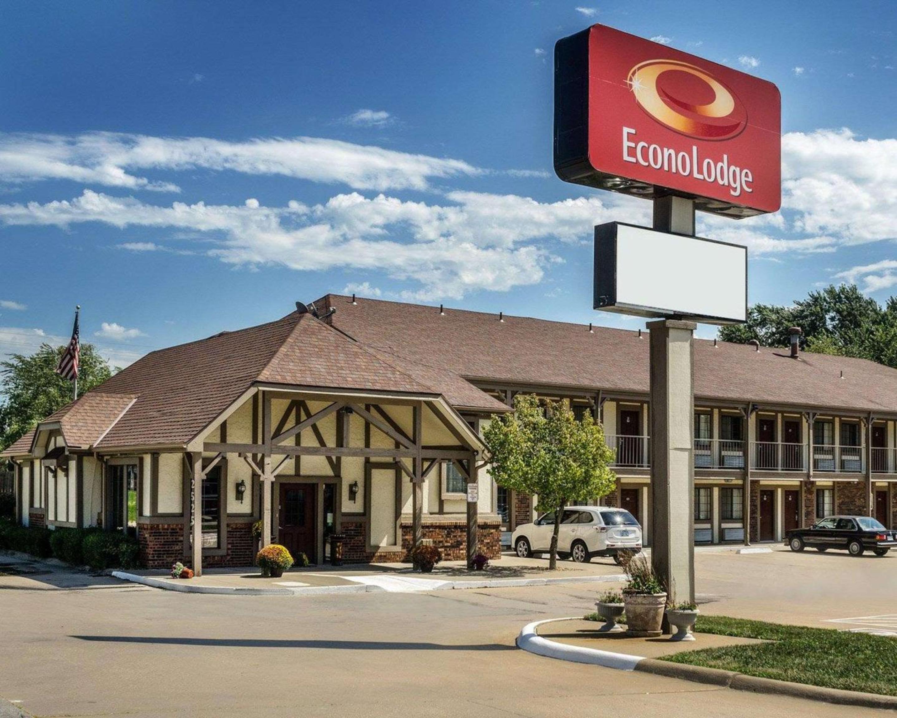 Lawrence Vacations - Econo Lodge University - Property Image 2