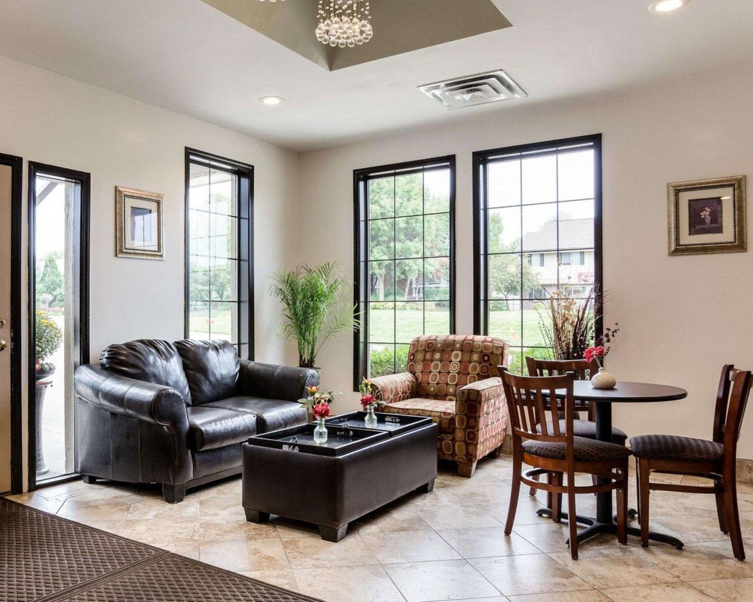 Lawrence Vacations - Econo Lodge University - Property Image 18