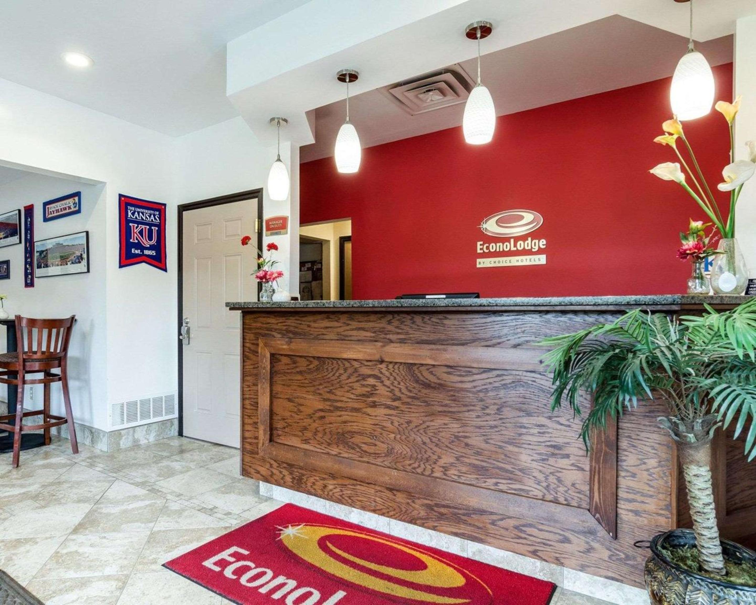 Lawrence Vacations - Econo Lodge University - Property Image 26