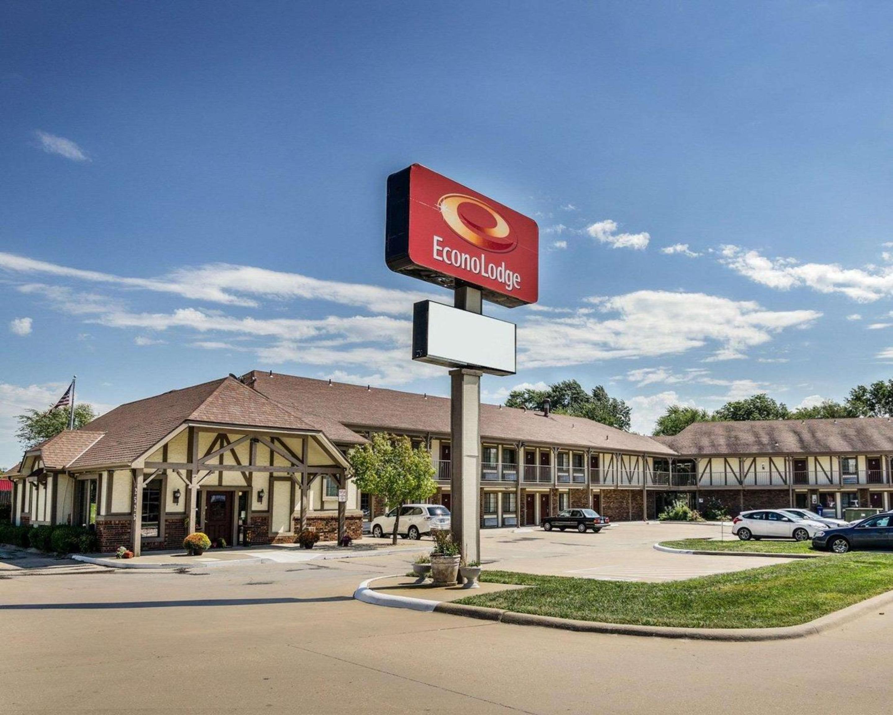 Lawrence Vacations - Econo Lodge University - Property Image 23