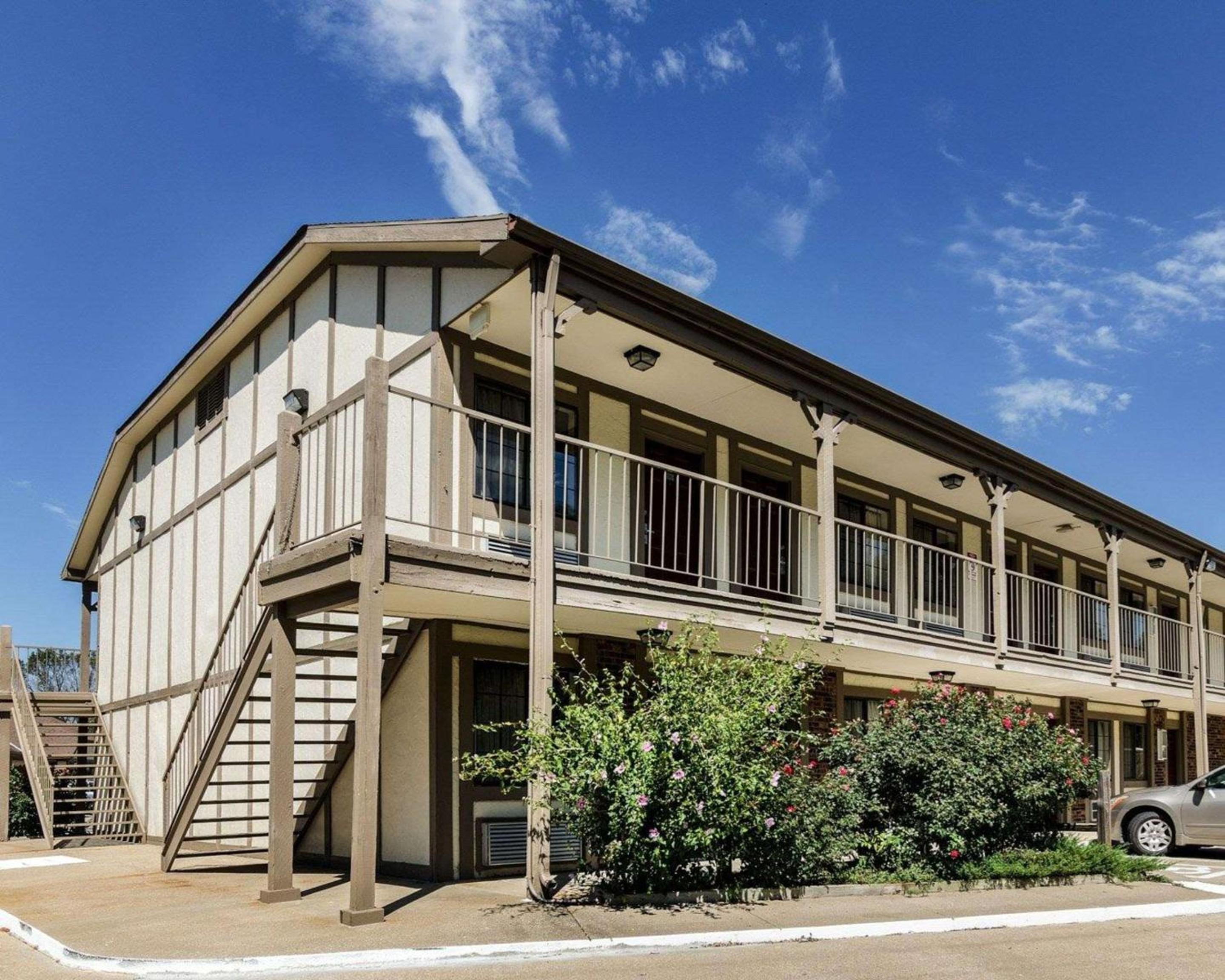 Lawrence Vacations - Econo Lodge University - Property Image 4