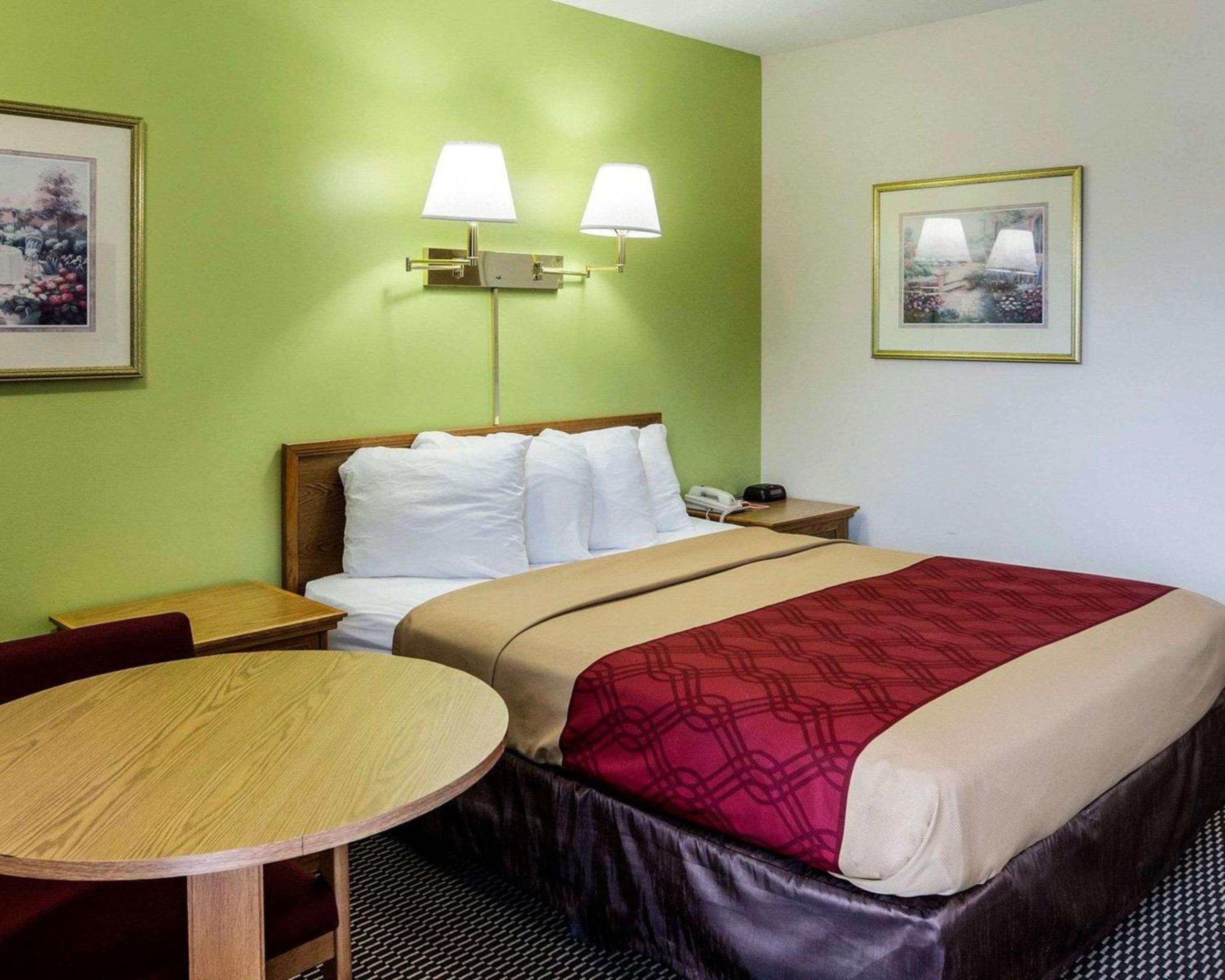 Lawrence Vacations - Econo Lodge University - Property Image 30