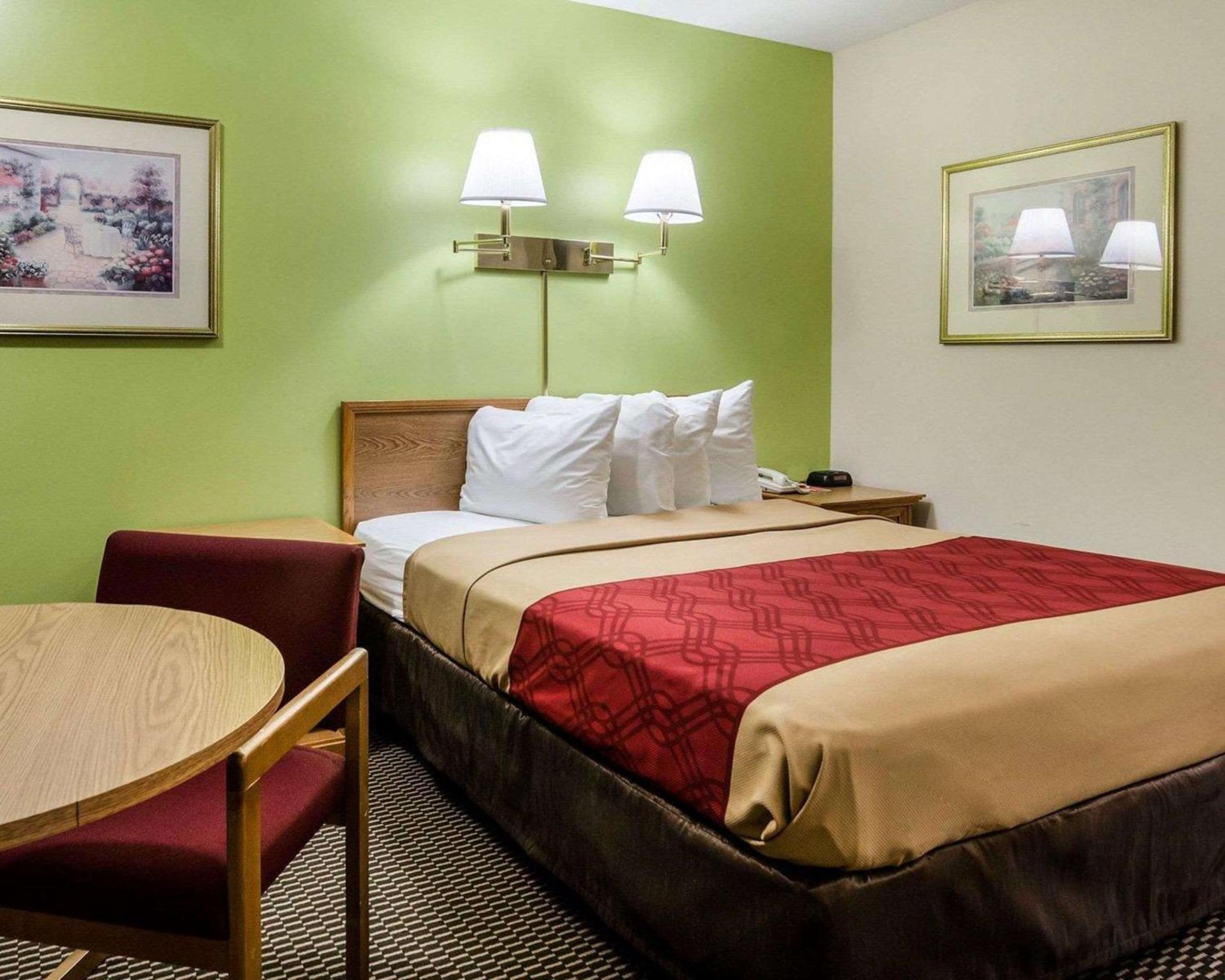 Lawrence Vacations - Econo Lodge University - Property Image 34