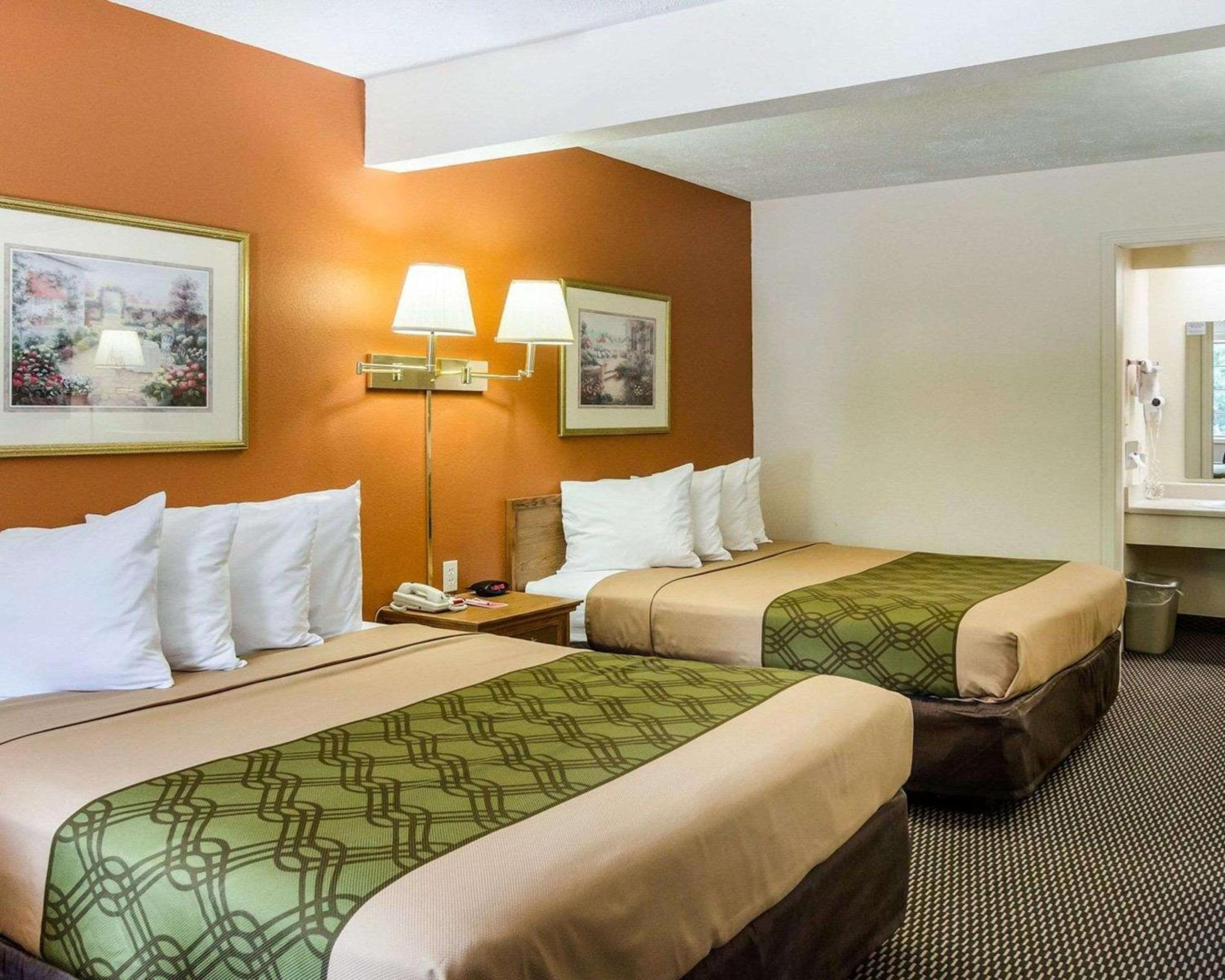 Lawrence Vacations - Econo Lodge University - Property Image 2