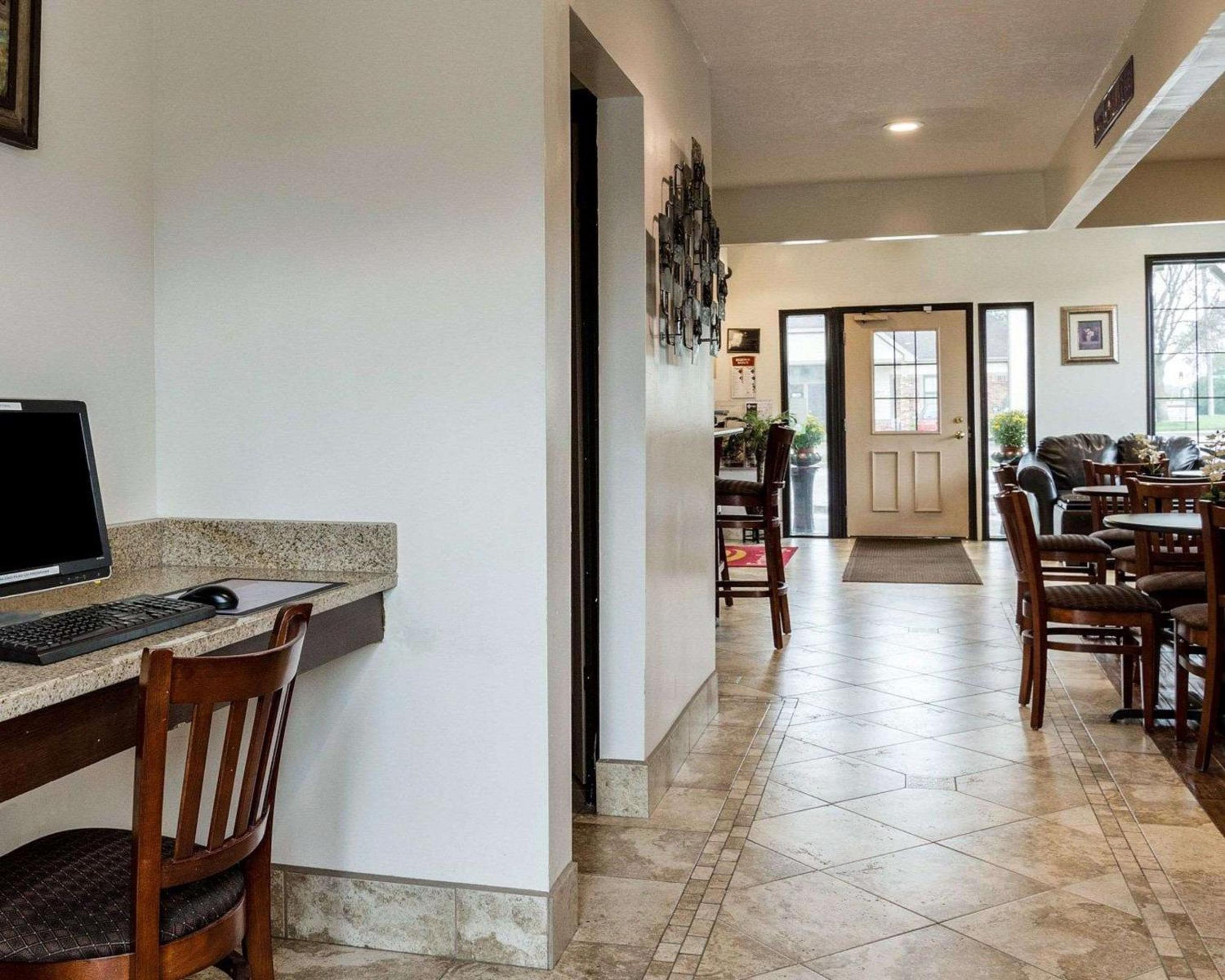 Lawrence Vacations - Econo Lodge University - Property Image 5