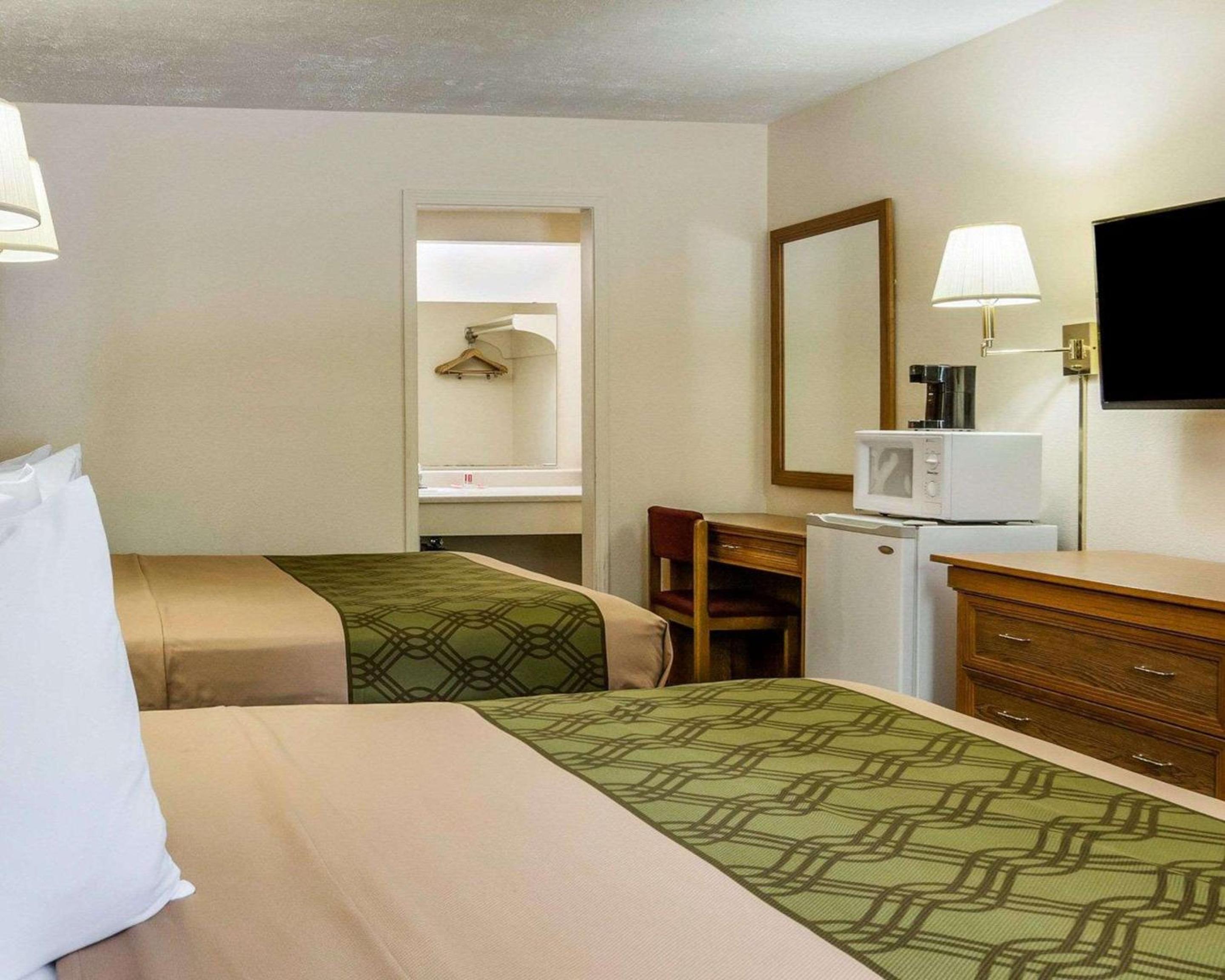 Lawrence Vacations - Econo Lodge University - Property Image 3