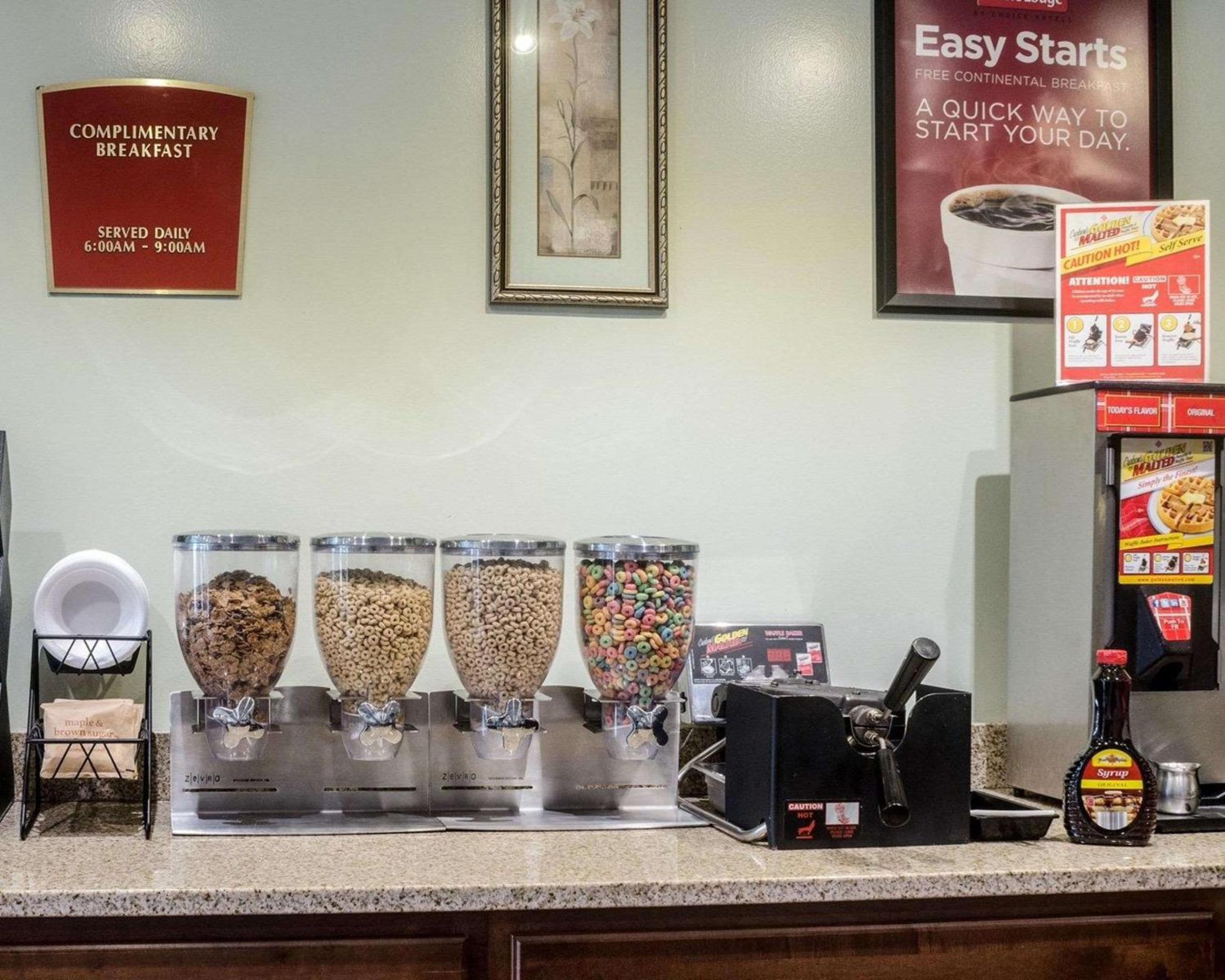 Lawrence Vacations - Econo Lodge University - Property Image 6