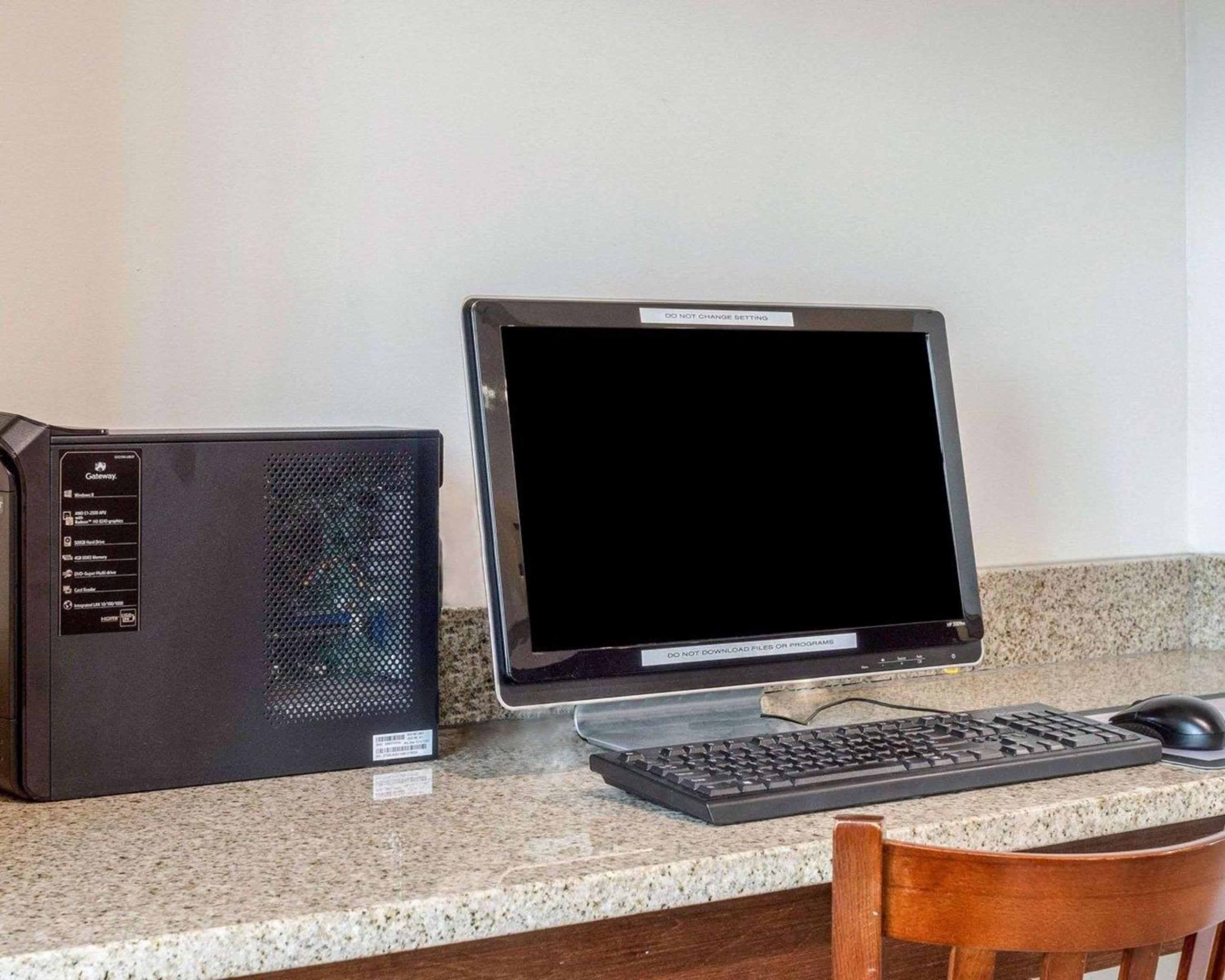 Lawrence Vacations - Econo Lodge University - Property Image 4