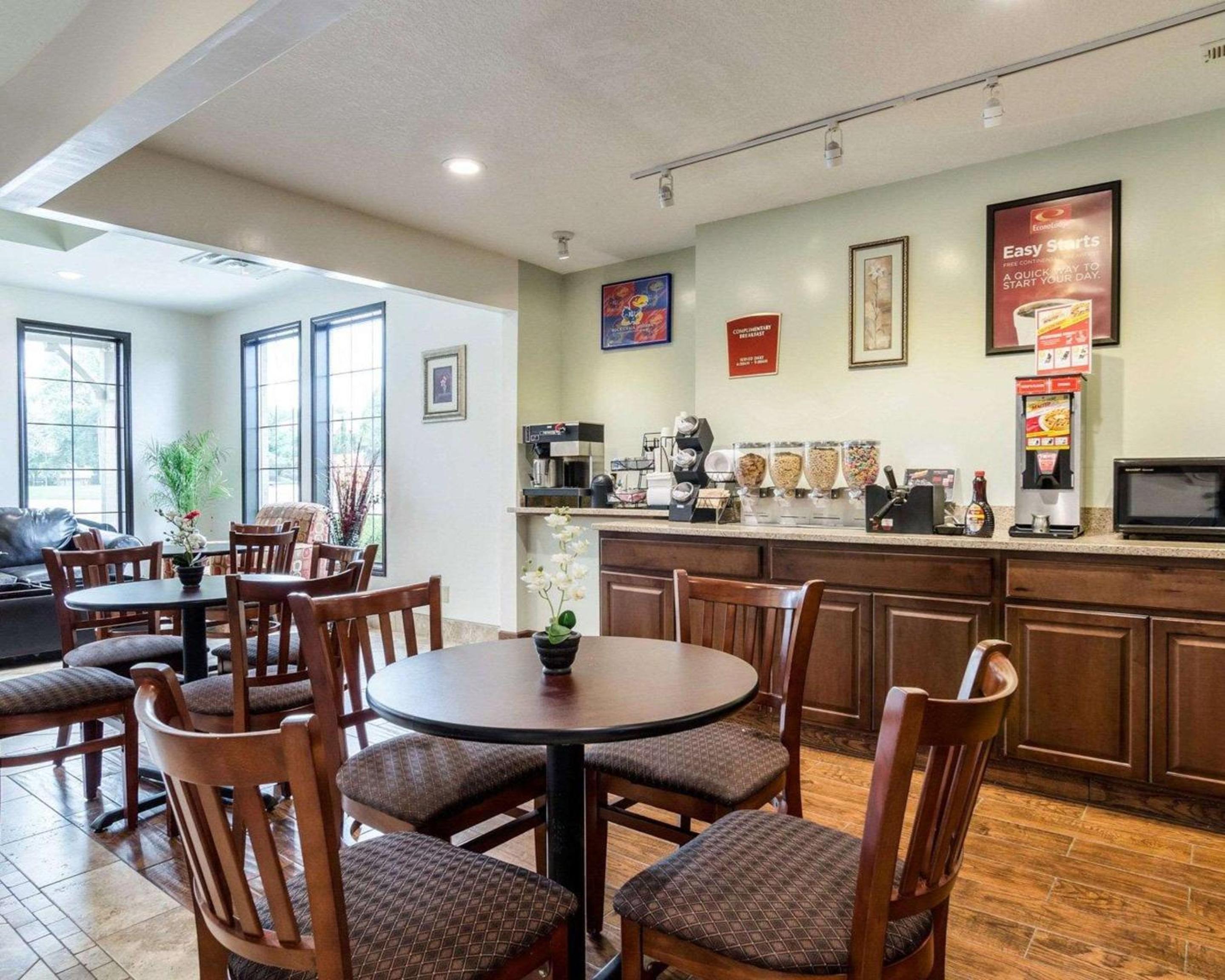 Lawrence Vacations - Econo Lodge University - Property Image 9