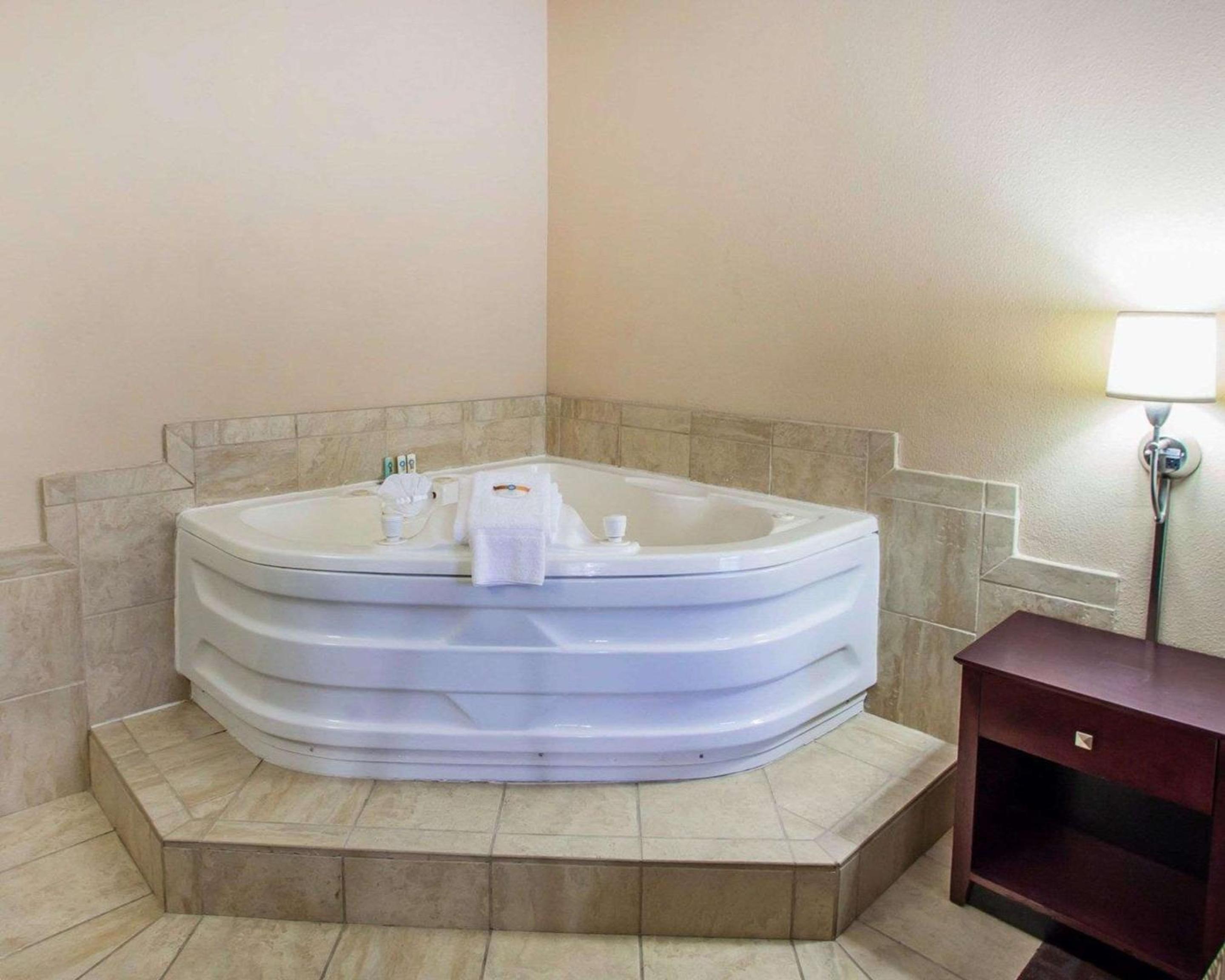 Peoria Vacations - Quality Inn Suites - Property Image 45