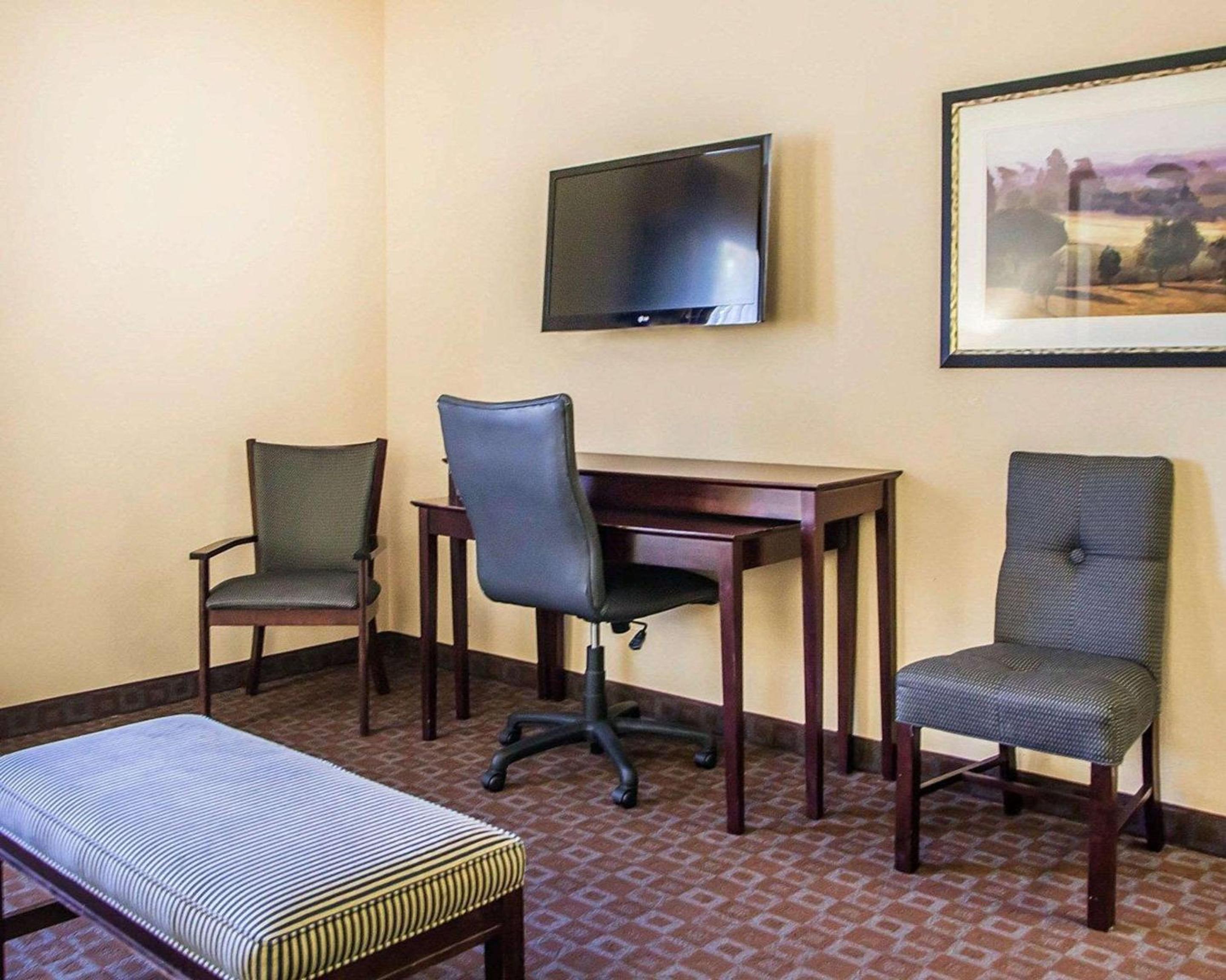 Peoria Vacations - Quality Inn Suites - Property Image 46