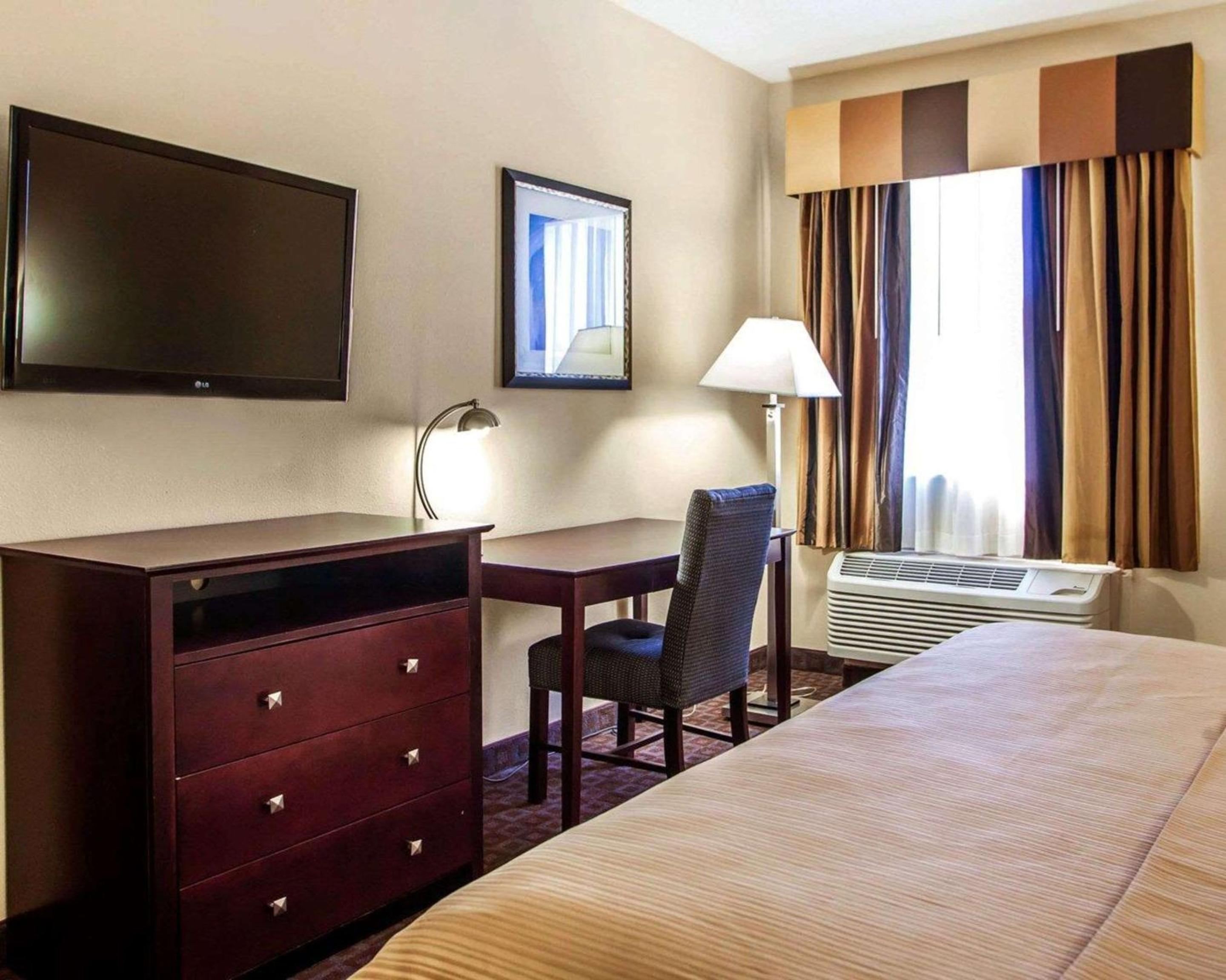 Peoria Vacations - Quality Inn  Suites - Property Image 8