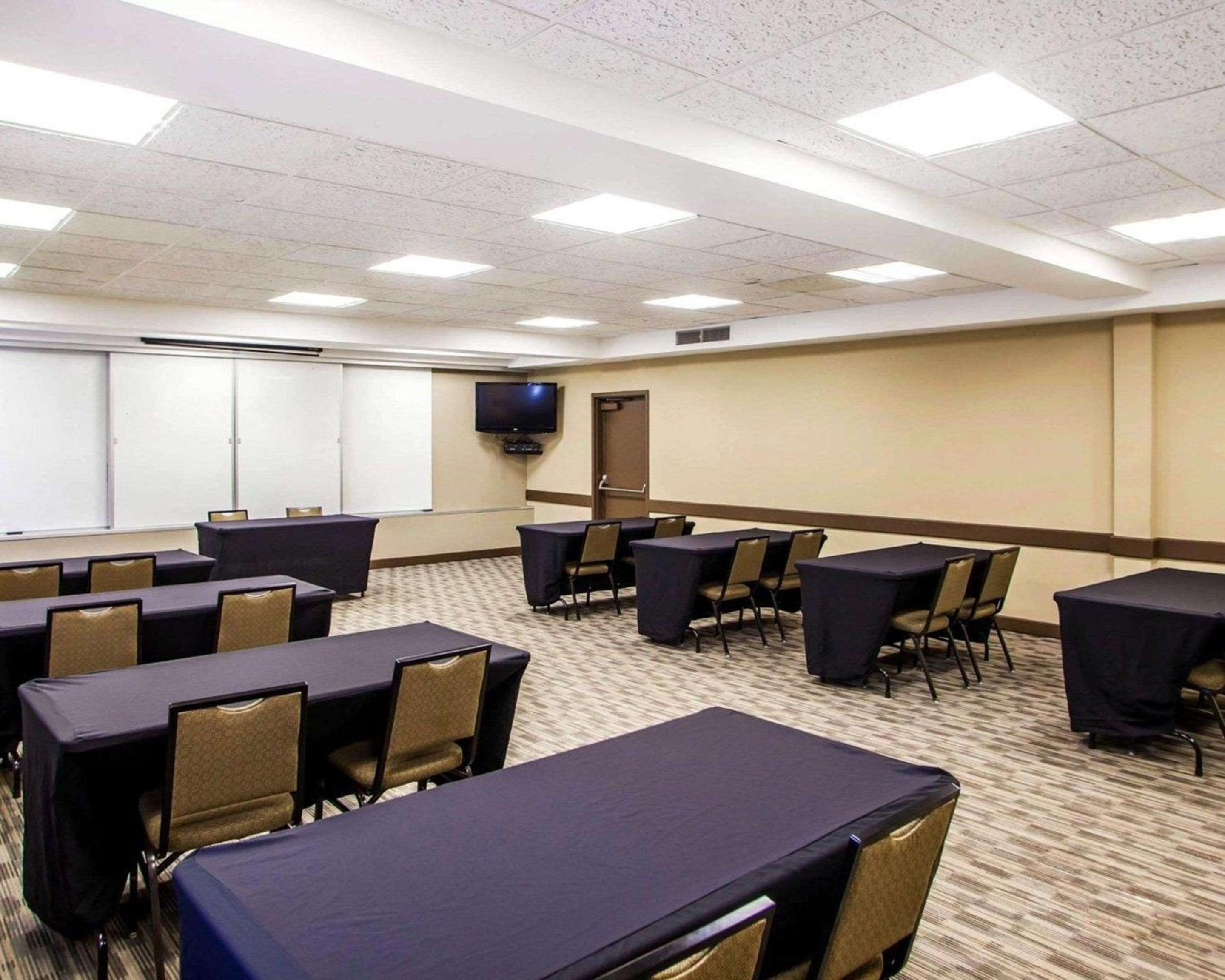 Peoria Vacations - Quality Inn Suites - Property Image 15