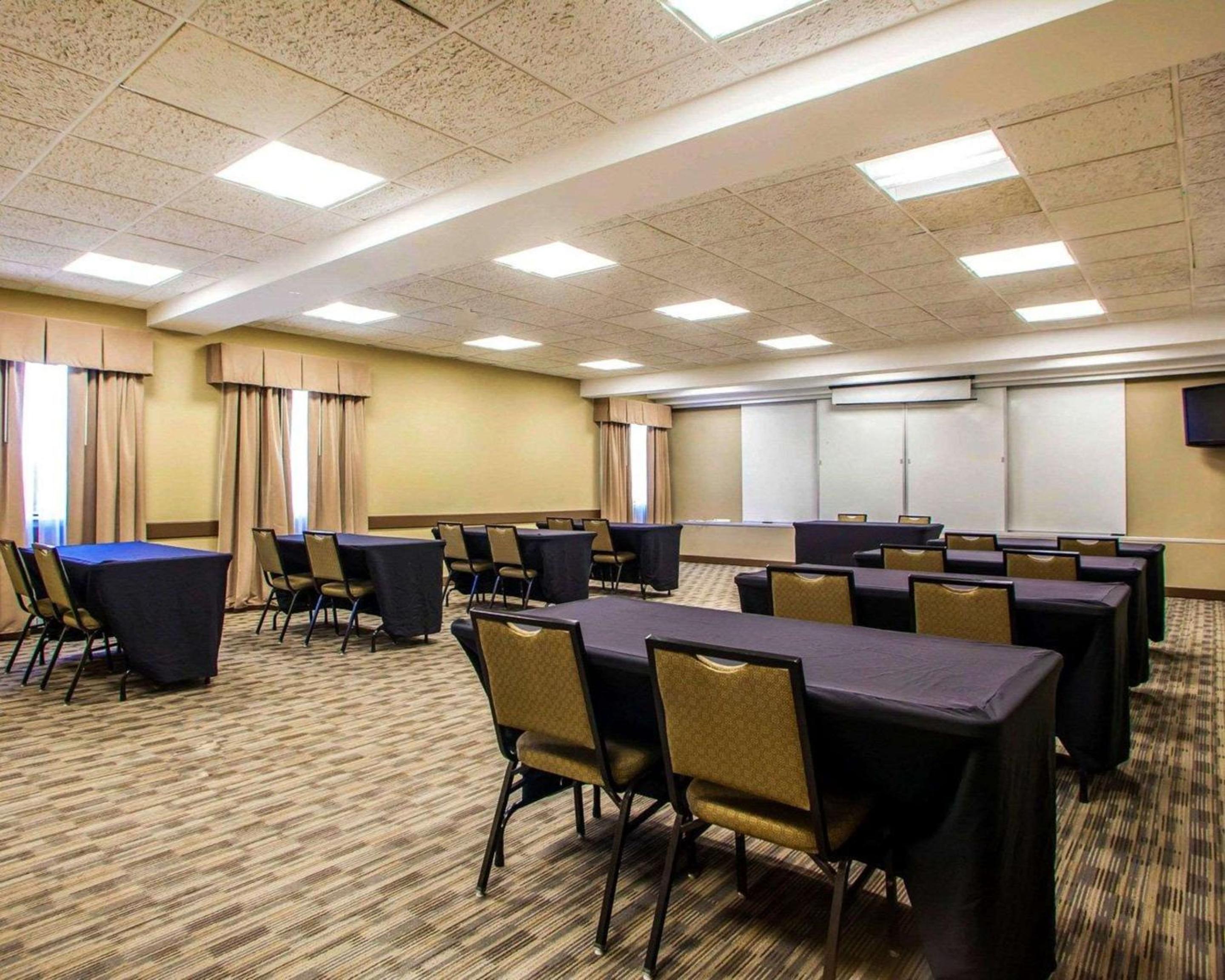 Peoria Vacations - Quality Inn Suites - Property Image 16