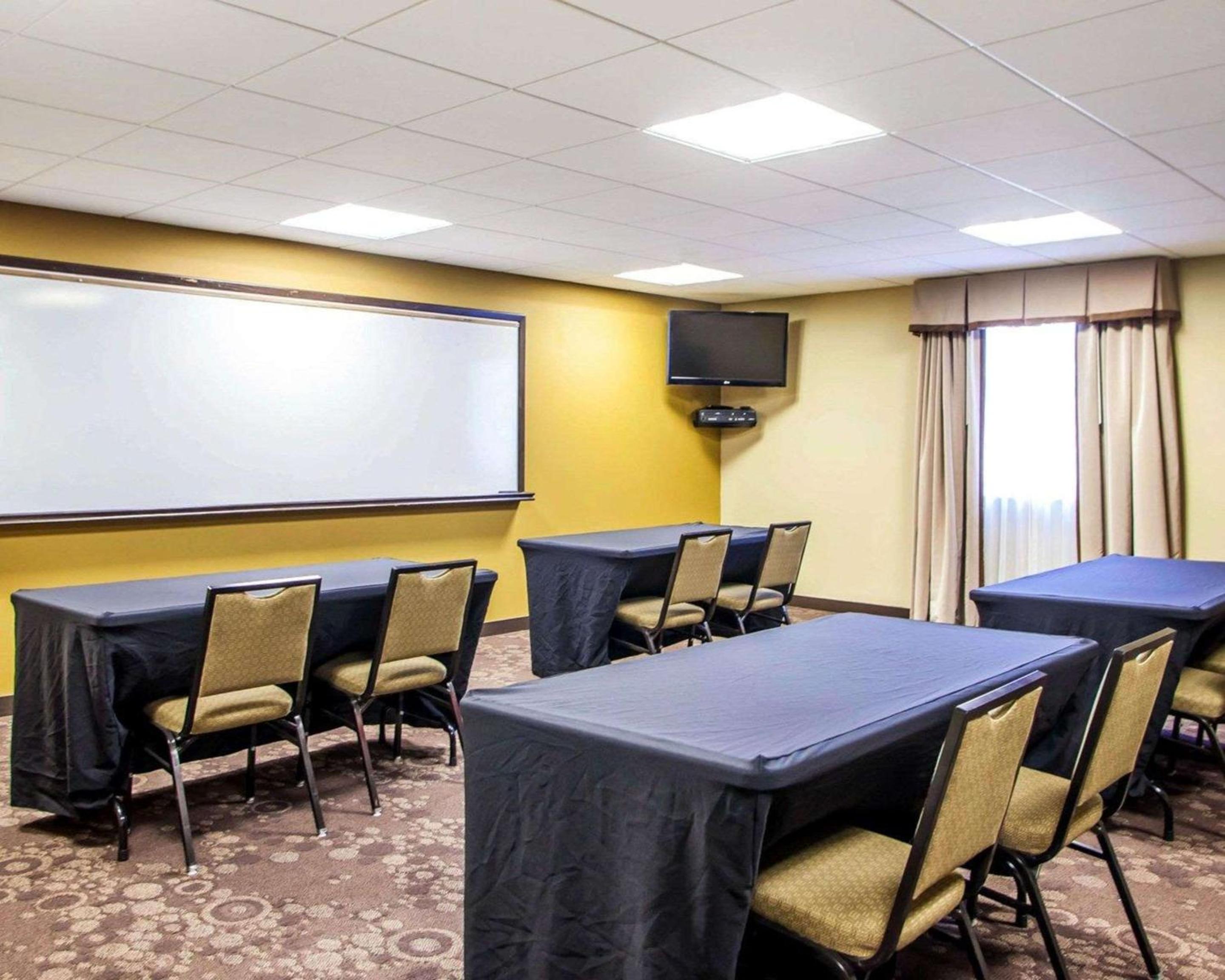 Peoria Vacations - Quality Inn Suites - Property Image 18