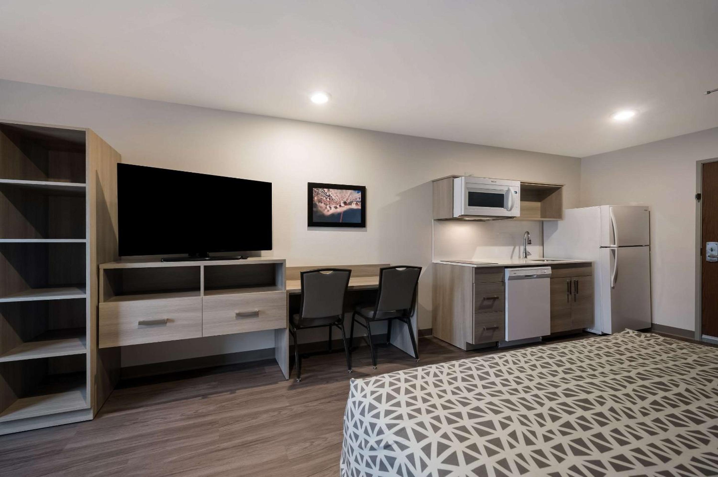 WoodSpring Suites Wixom - Novi view 4