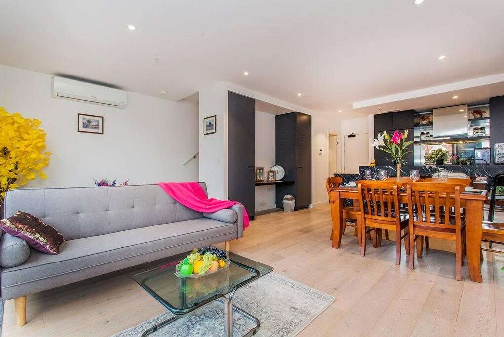 Modern double storey 3 BDRs in South Mel(TF5SM01)