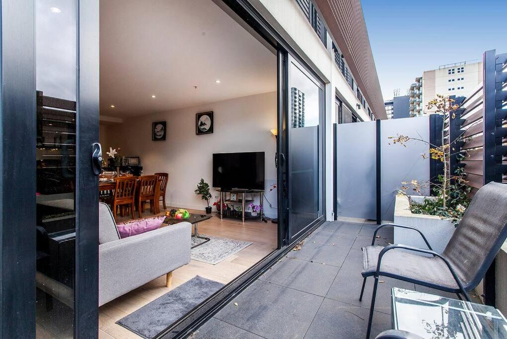 Modern double storey 3 BDRs in South Mel(TF5SM01)