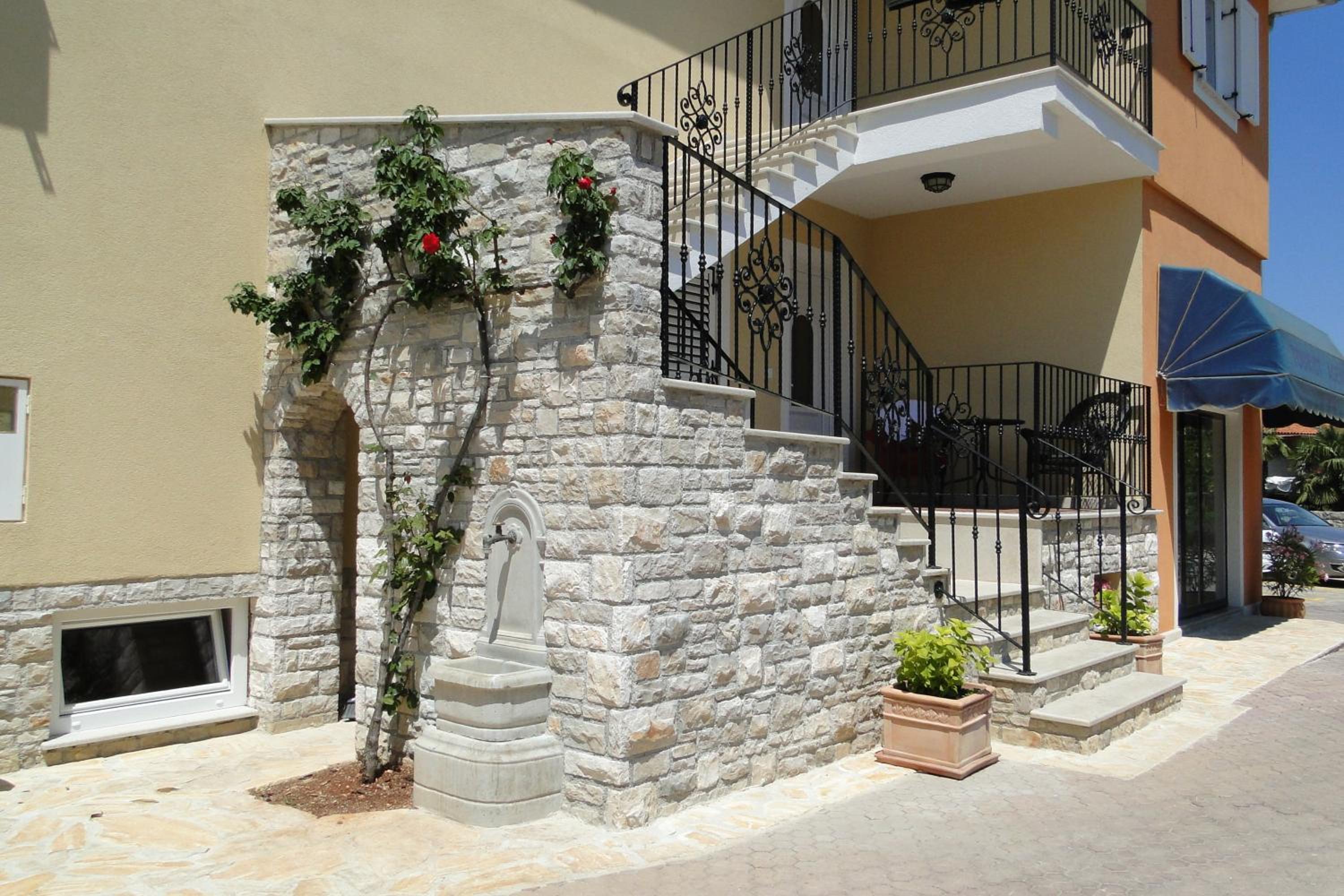 Apartments Villa Ela view 3
