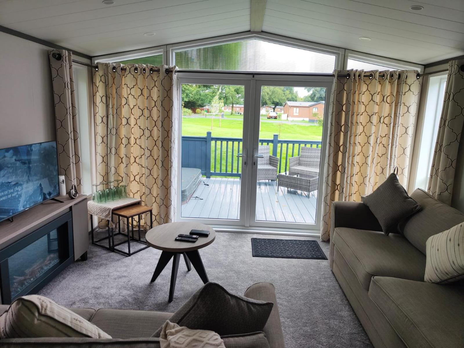 JJs Lodge Oaktree view 2