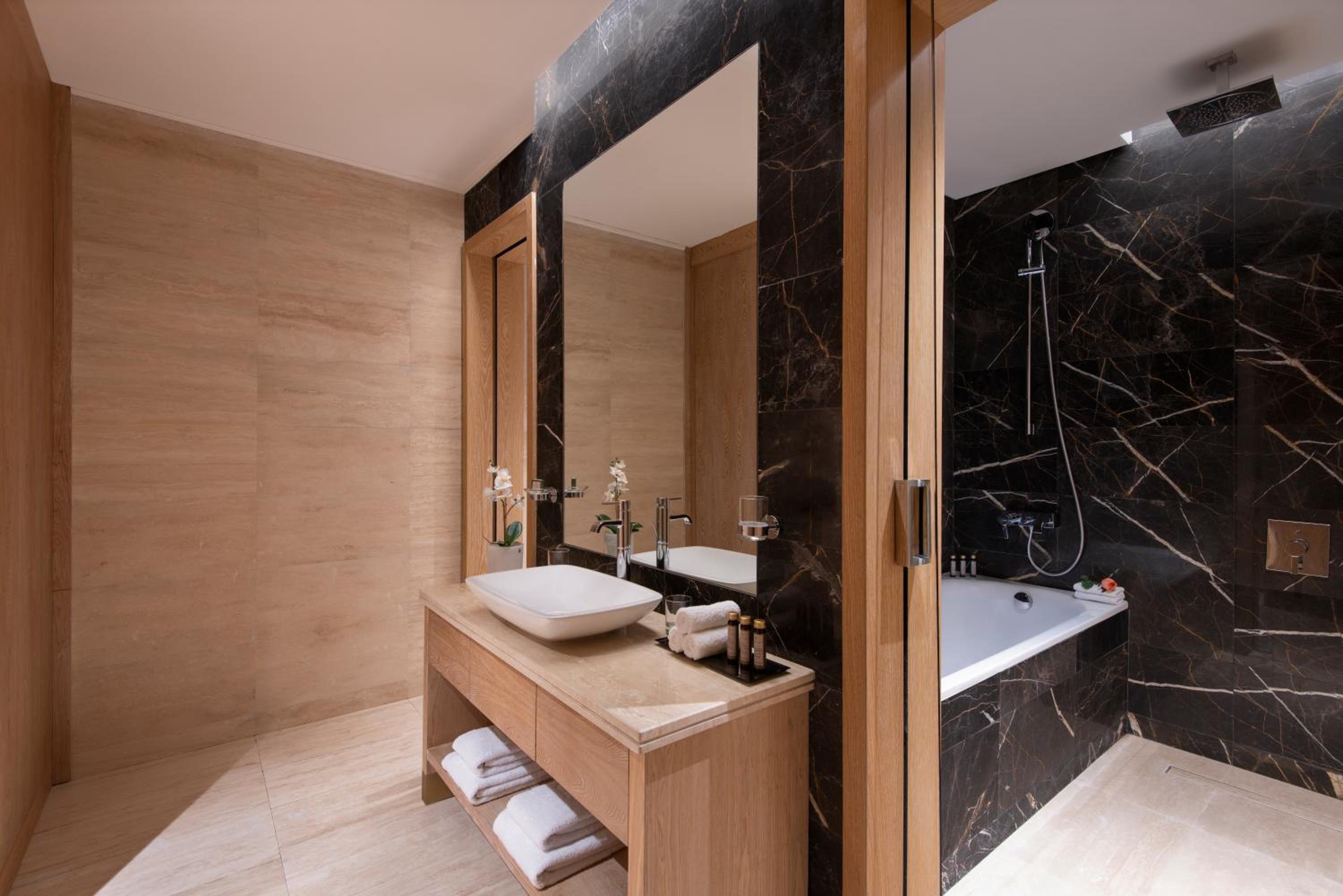 Photo 76 sur 101 de The Bentley Luxury Hotel & Suites