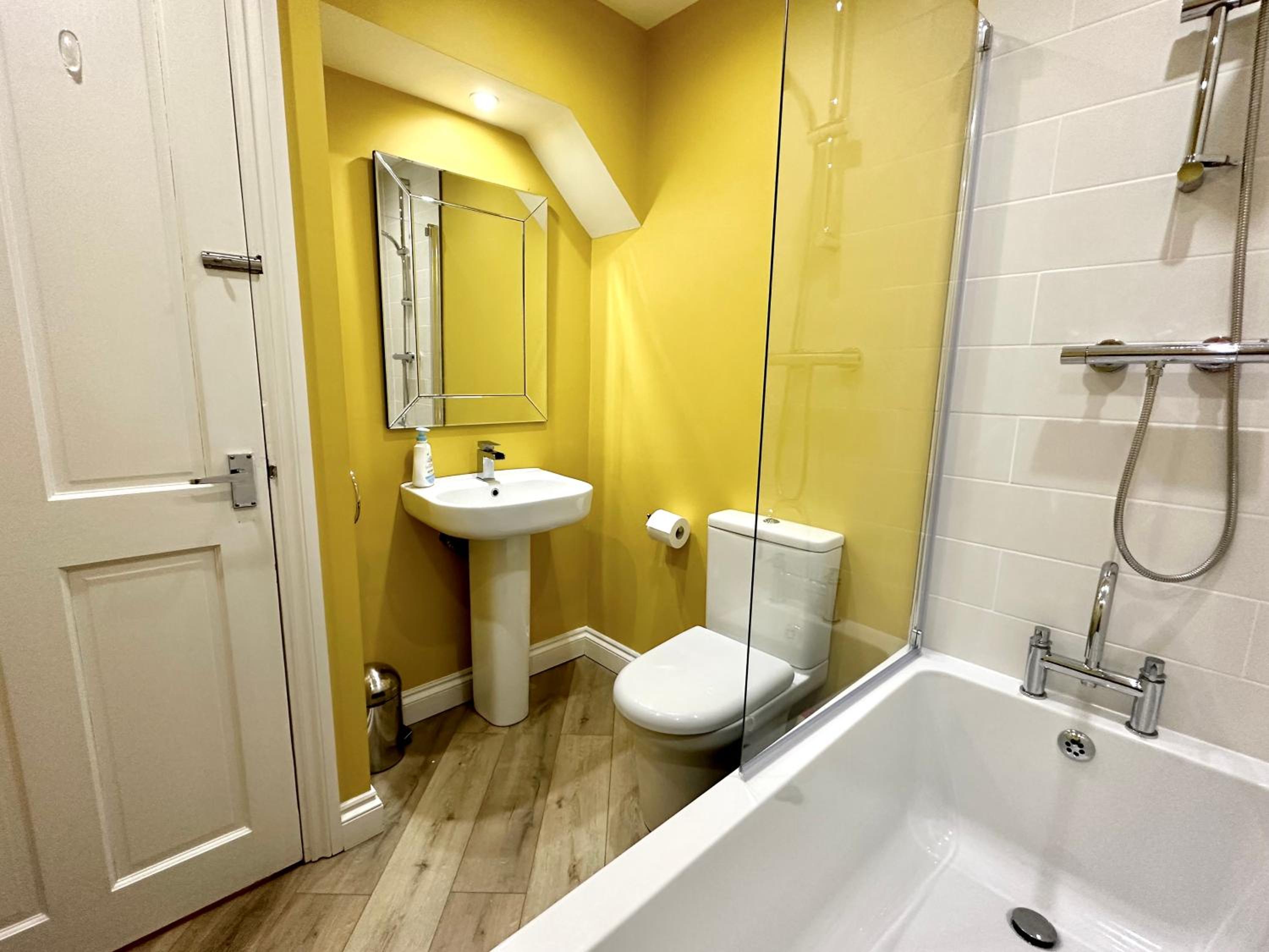 Luxurious and cosy three bedroom seaside cottage view 5
