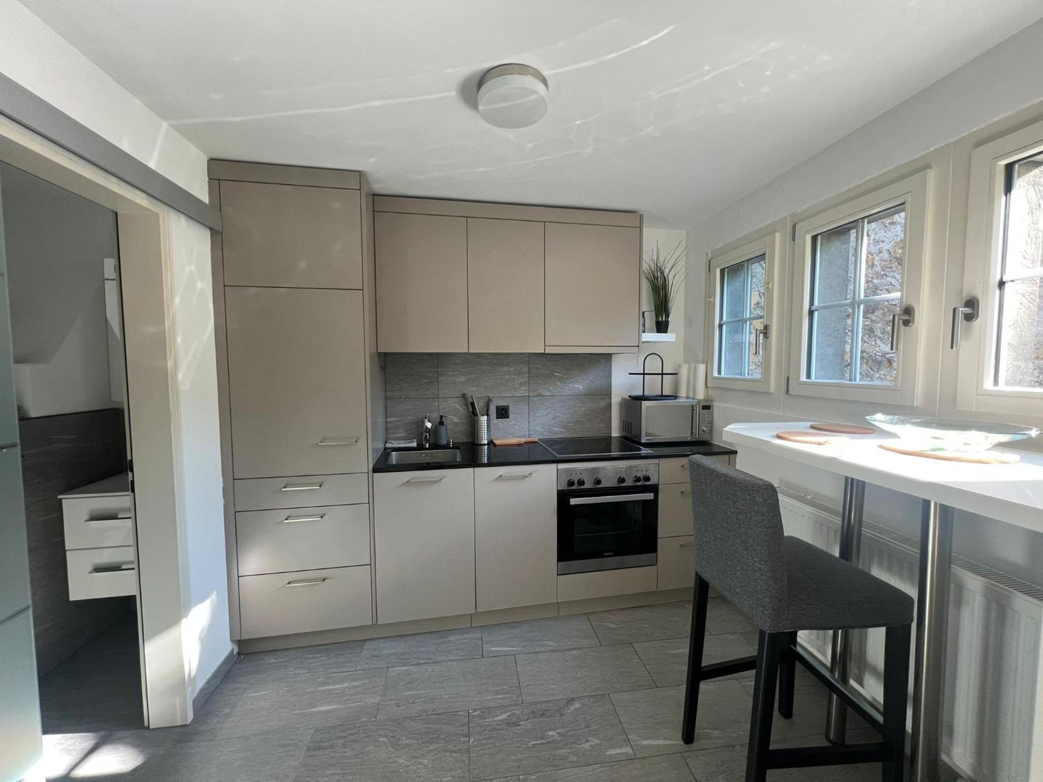 Zimmer mit geteiltem Bad & Küche