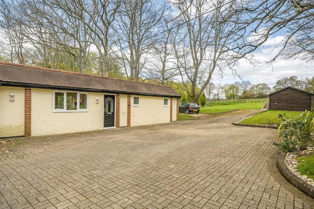 Country cottage & Tennis court view 2