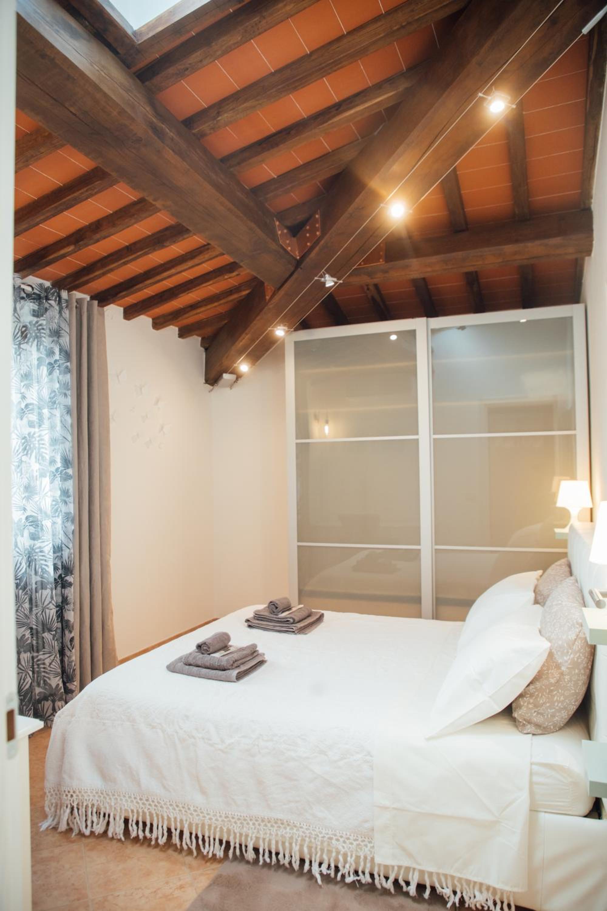 Country Chic Pistoia-casa in campagna giardino, free parking, wi-fi view 5