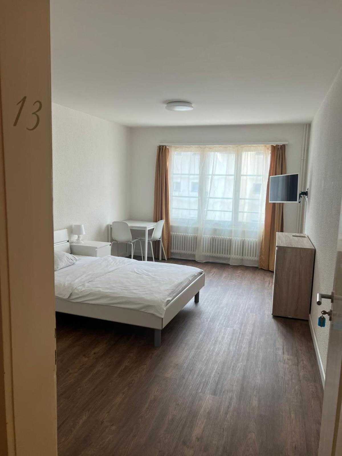 Zimmer mit geteiltem Bad & Küche