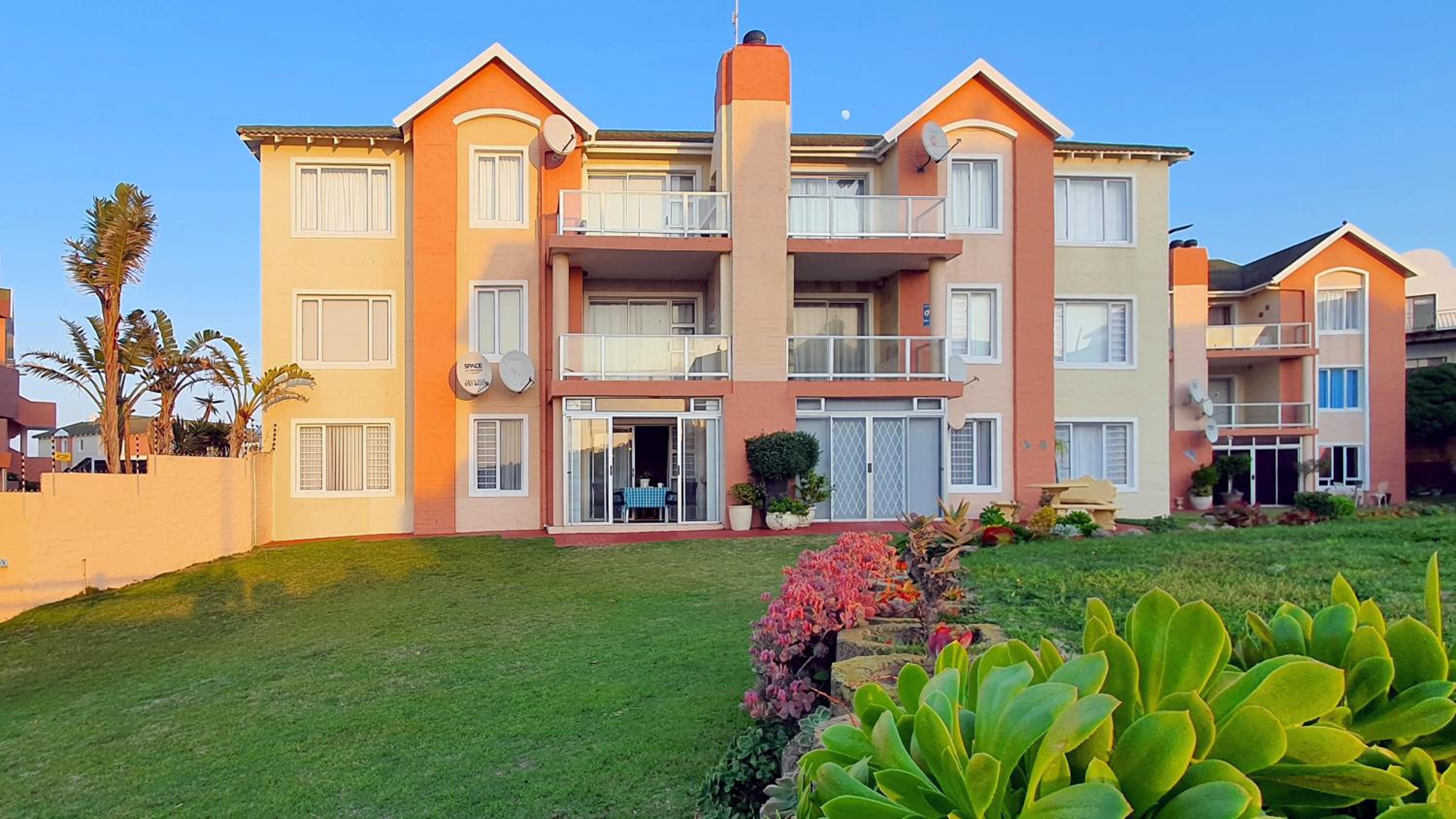 Escape to Paradise: Beachside Apartment view 3