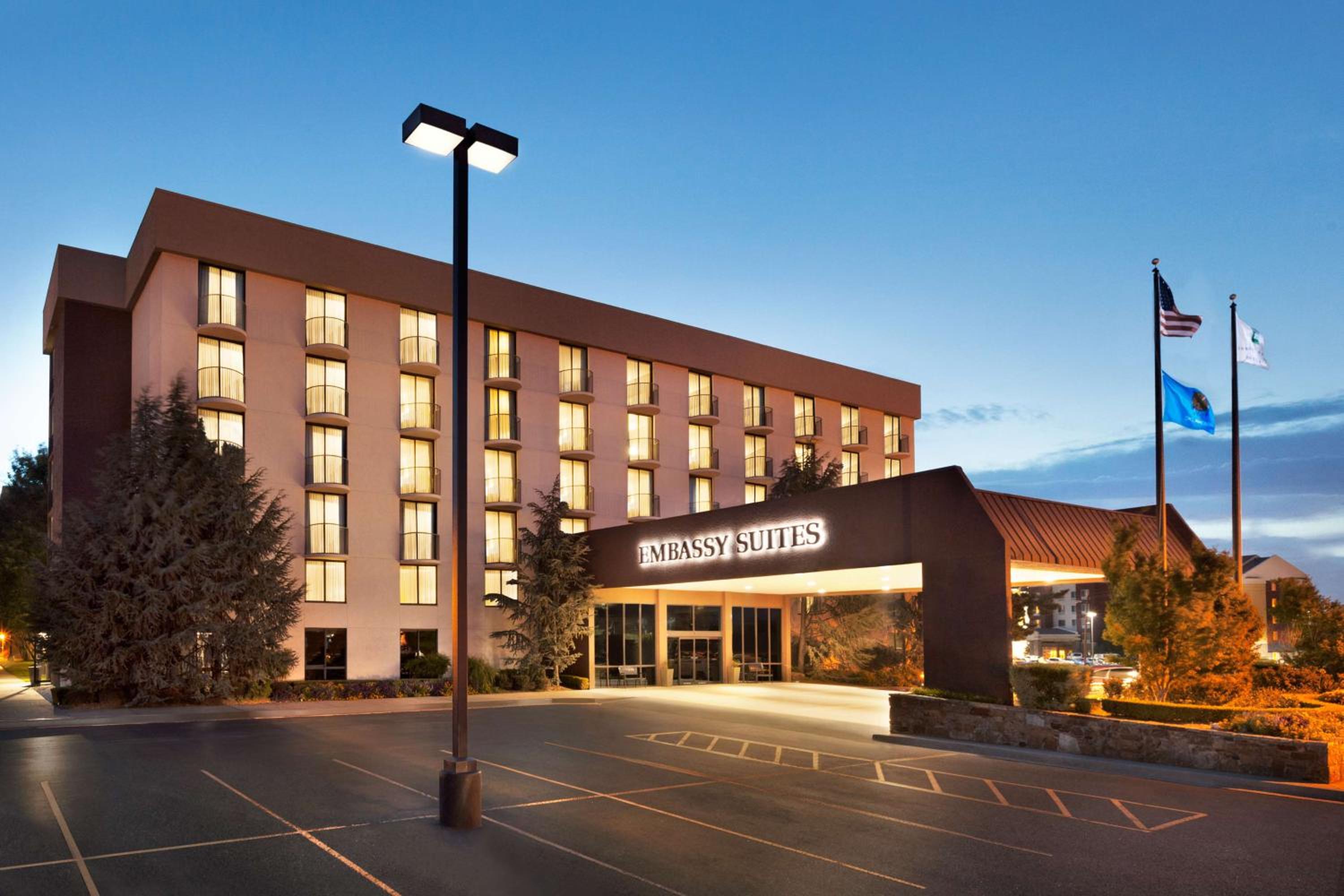 Hotel Embassy Suites by Hilton Oklahoma City Will Rogers Airport - Image 1