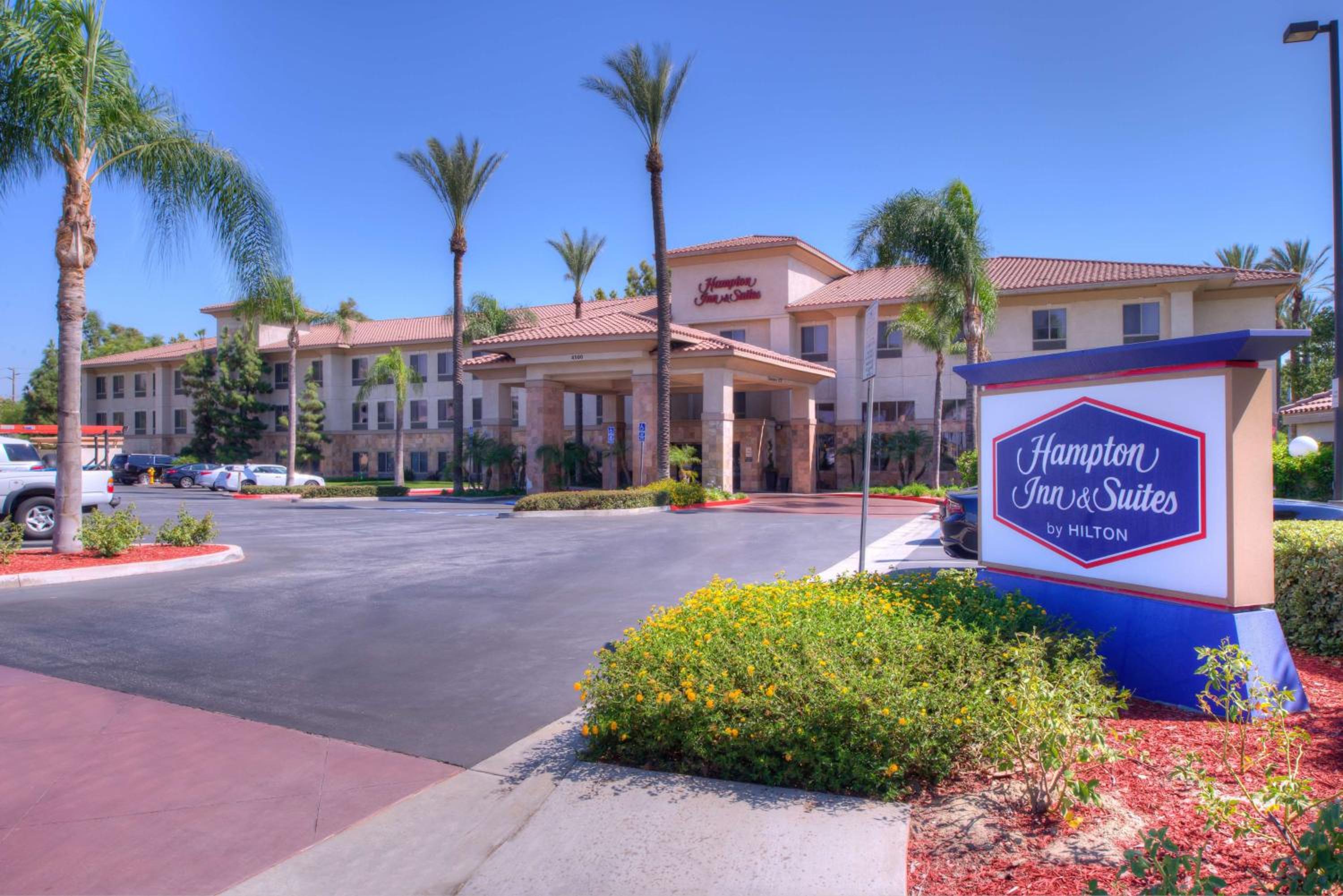 Hotel Hampton Inn & Suites Ontario - Image 1