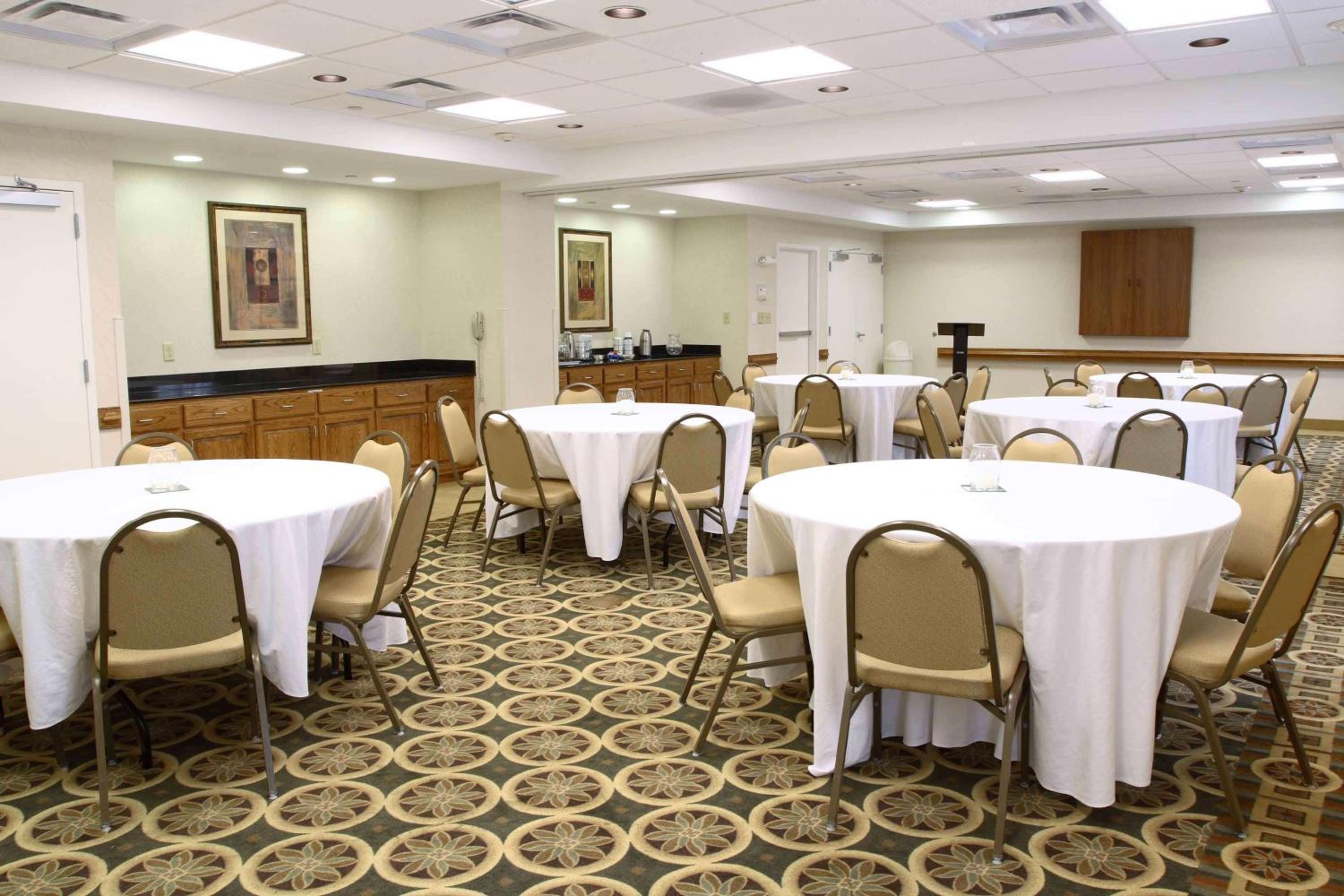 Hampton Inn  Suites Chesapeake-Square Mall - Property Image 1