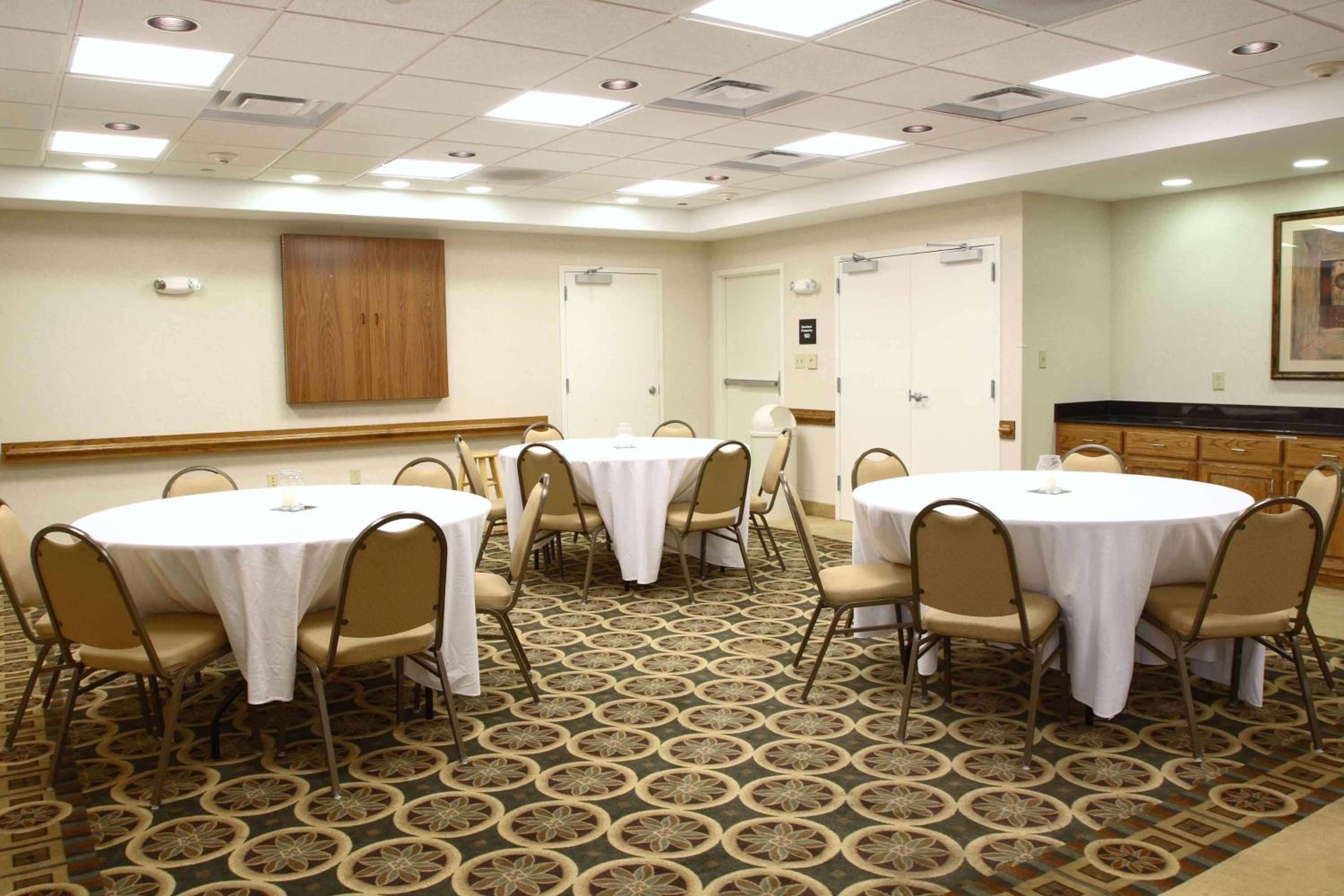Hampton Inn  Suites Chesapeake-Square Mall - Property Image 12