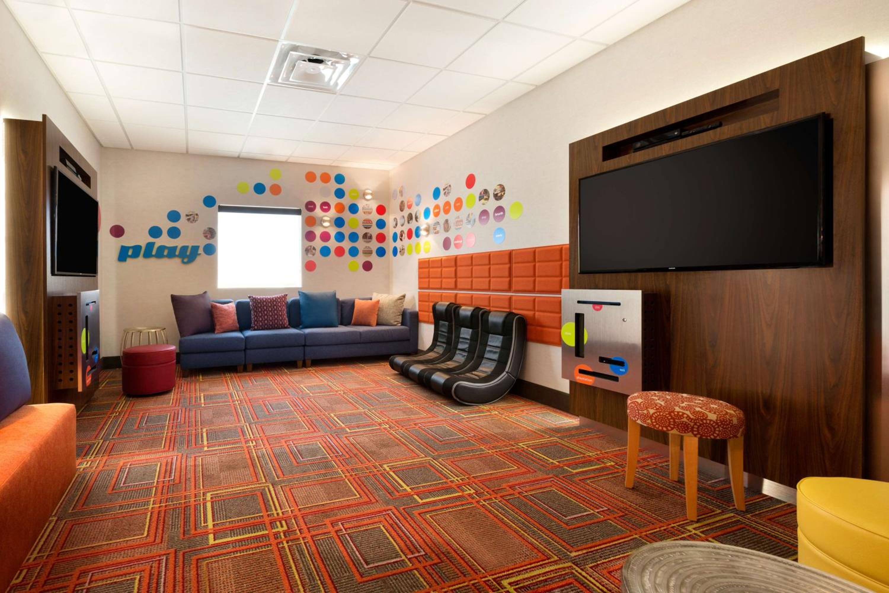 Glendale Vacations - Home2 Suites By Hilton Glendale Westgate - Property Image 11