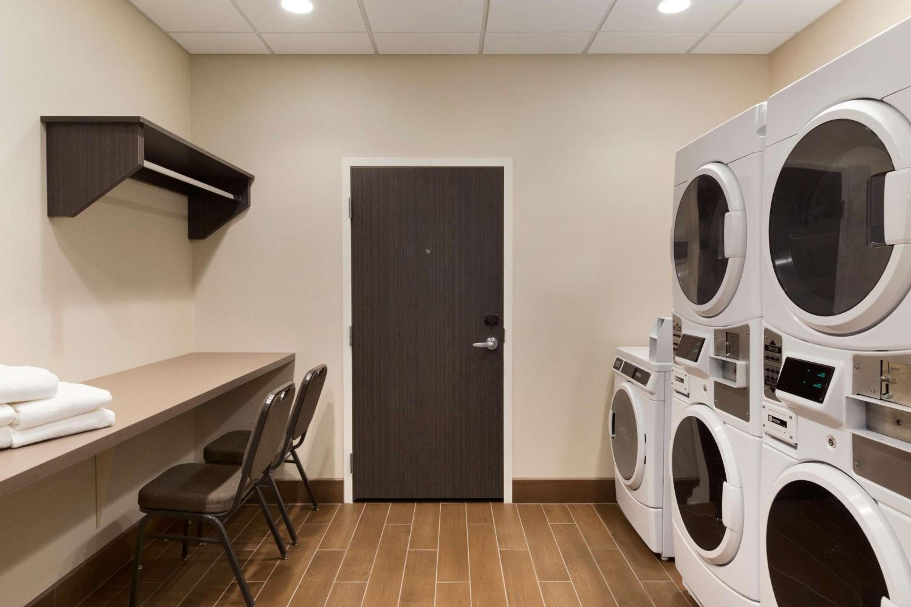 Glendale Vacations - Home2 Suites By Hilton Glendale Westgate - Property Image 2