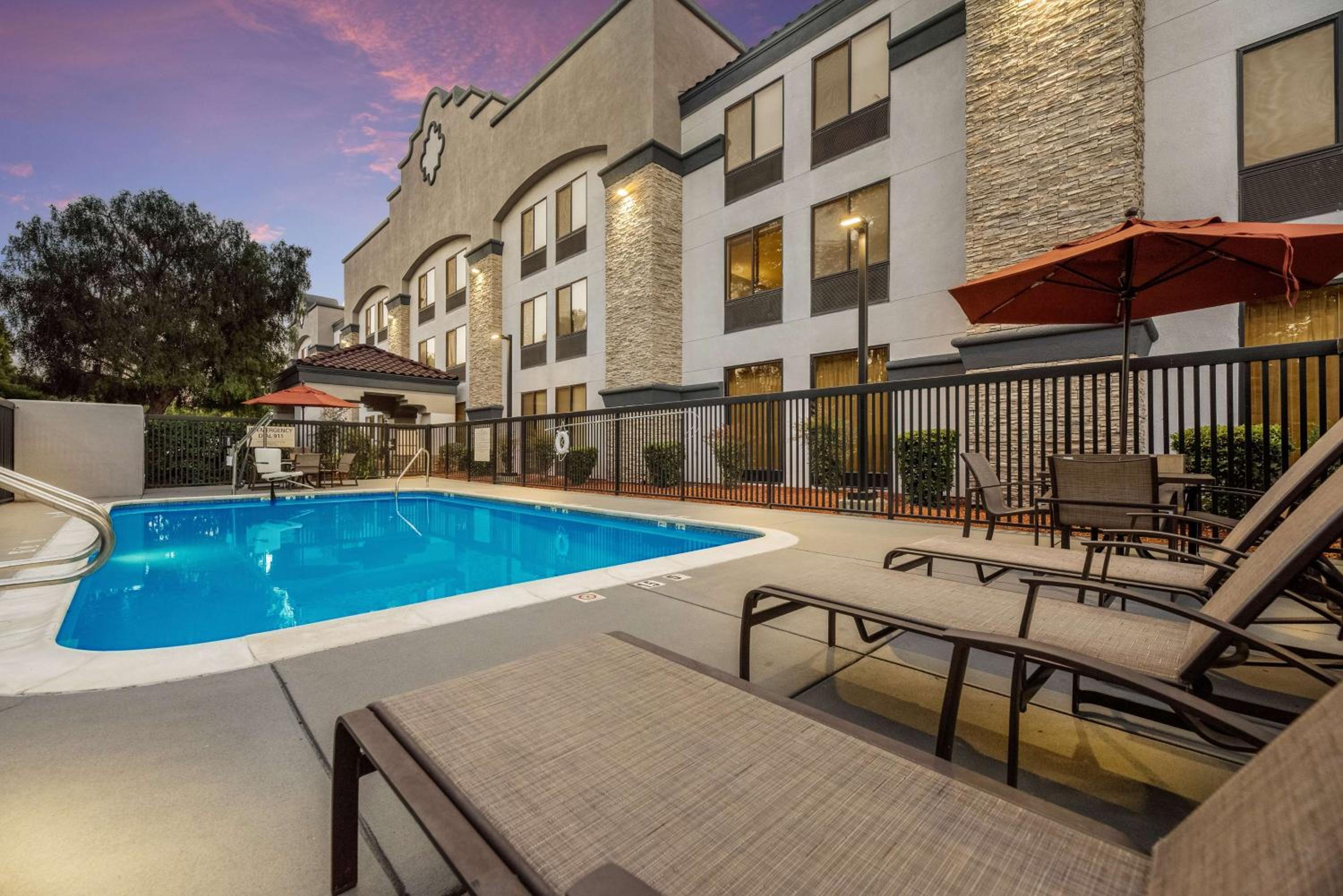 San Jose Vacations - Hampton Inn Oakland-Hayward - Property Image 4