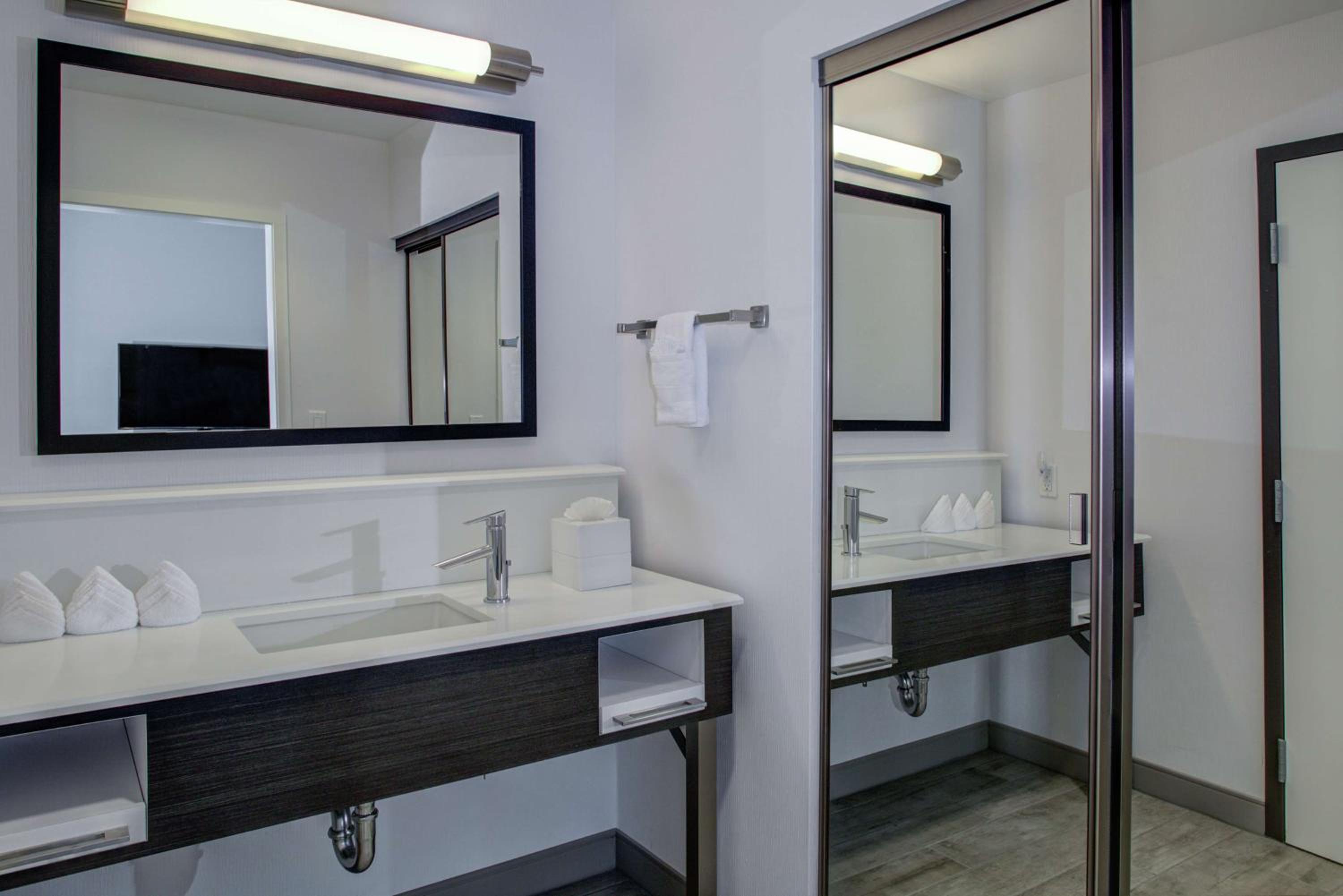 Orange County/Anaheim Vacations - Hampton Inn  Suites Irvine/Orange County Airport - Property Image 6