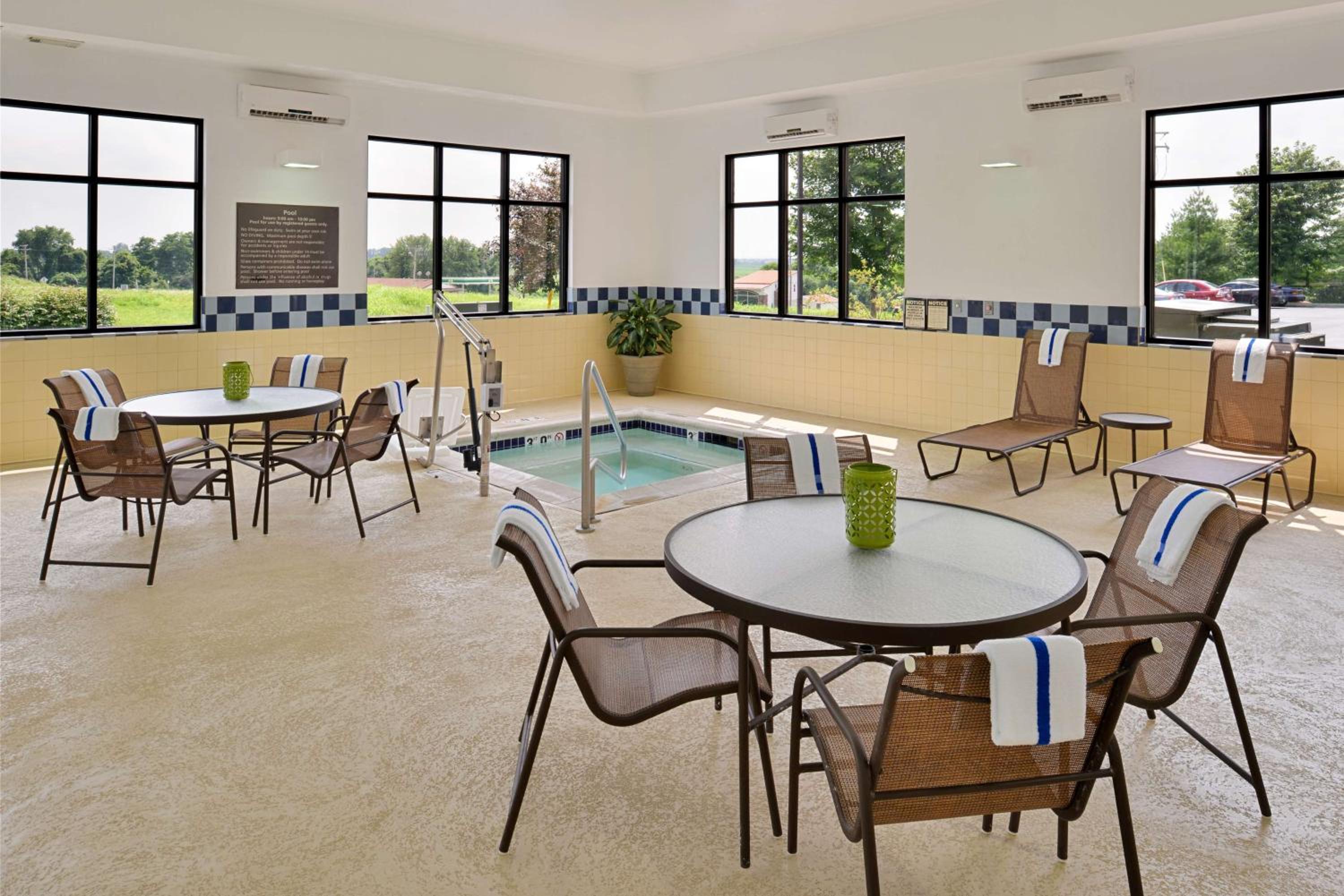Hampton Inn  Suites St. Louis - Edwardsville - Property Image 8