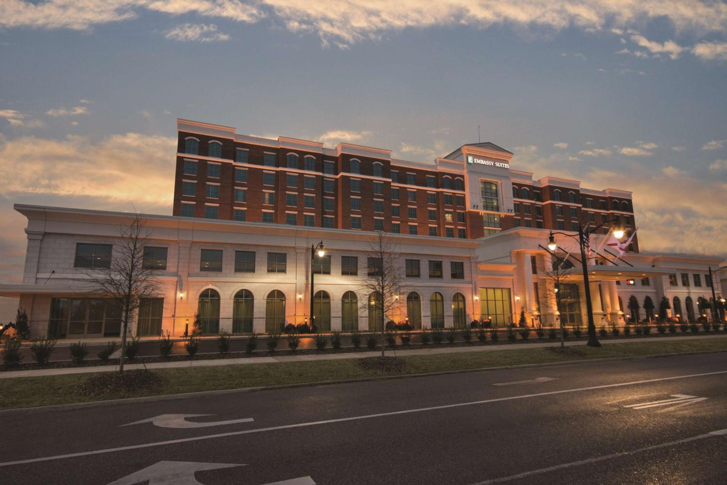 Hotel Embassy Suites by Hilton Tuscaloosa Alabama Downtown - Image 1