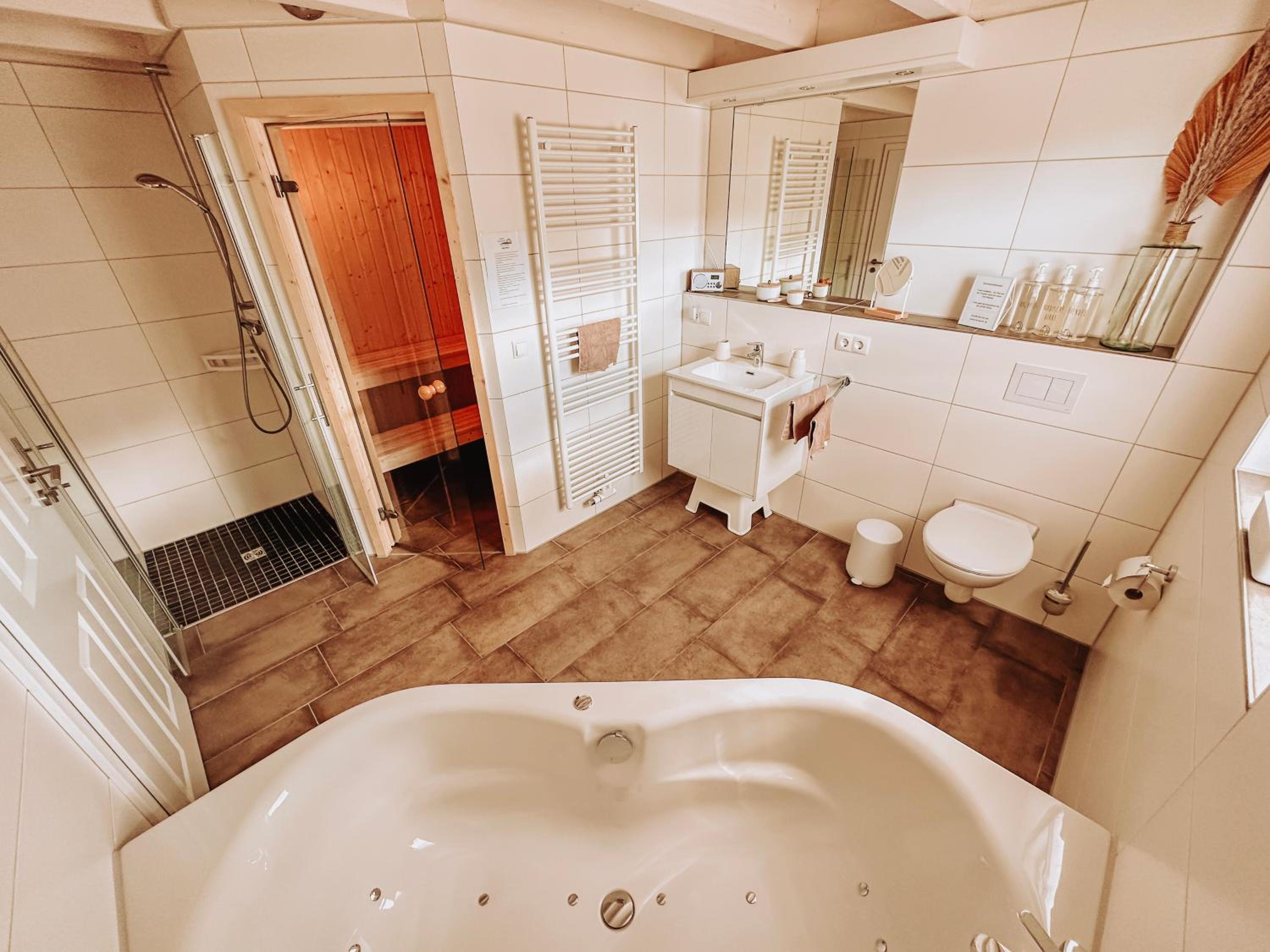 Malerisch am See mit Kamin, Sauna & Whirlpool